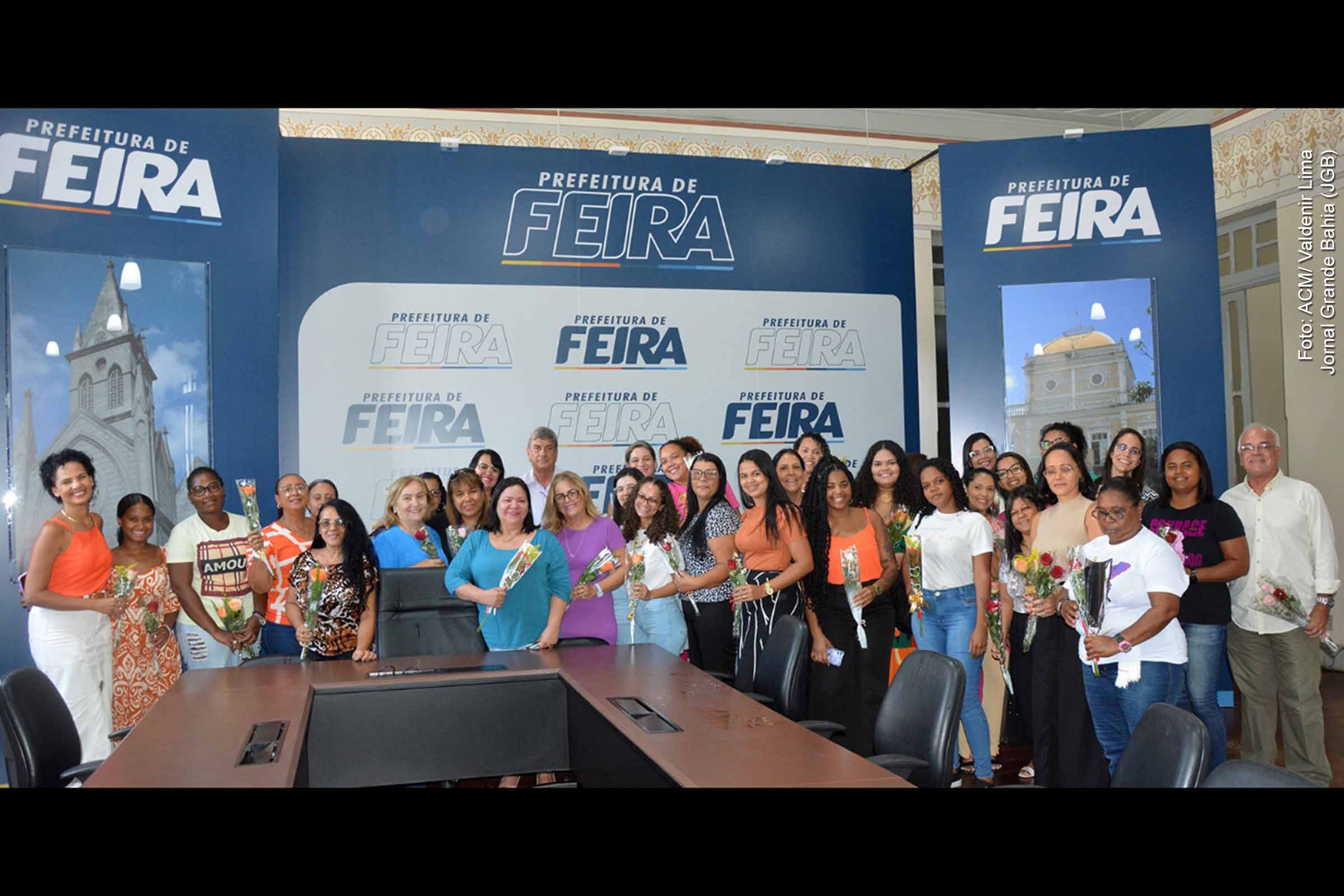 Prefeito Colbert Martins promove celebração do Dia da Mulher em Feira de Santana com homenagens e entrega de flores.