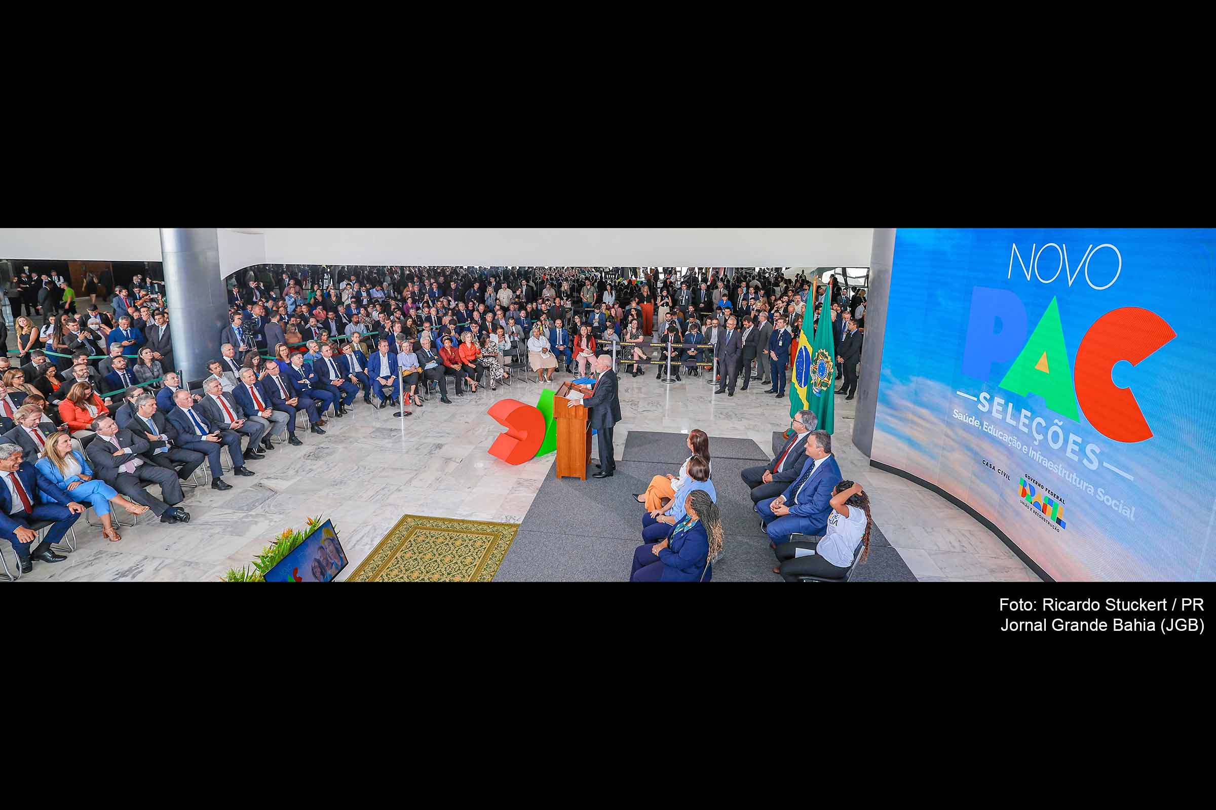 Presidente Lula divulga resultados do Novo PAC Seleções para Saúde, Educação e Infraestrutura Social. Governador Jerônimo Rodrigues acompanha anúncio de investimentos federais na Bahia durante cerimônia no Palácio do Planalto.