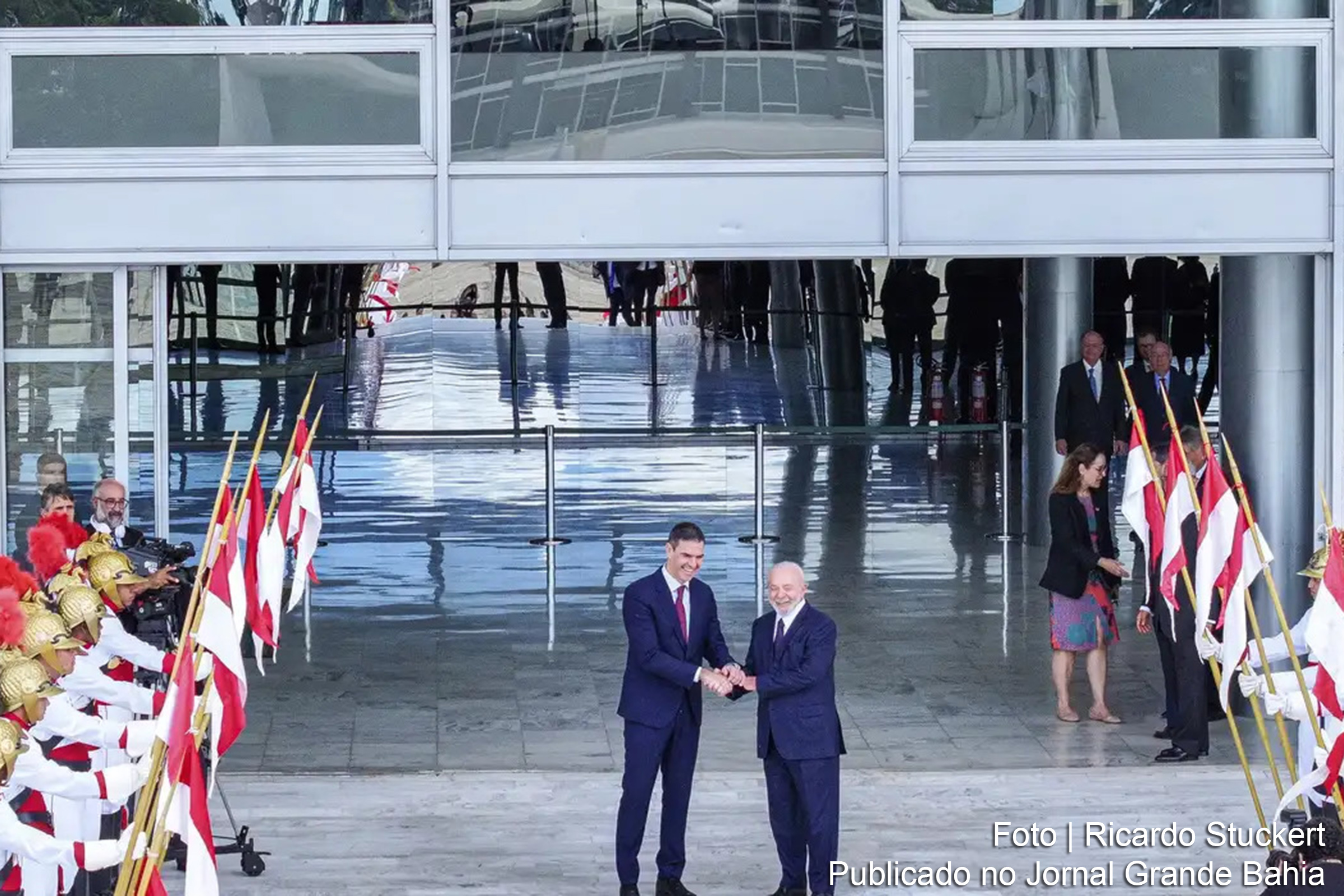 Presidentes Lula e Pedro Sánchez estreitam laços e buscam avanço em negociações entre Mercosul e UE durante visita oficial.