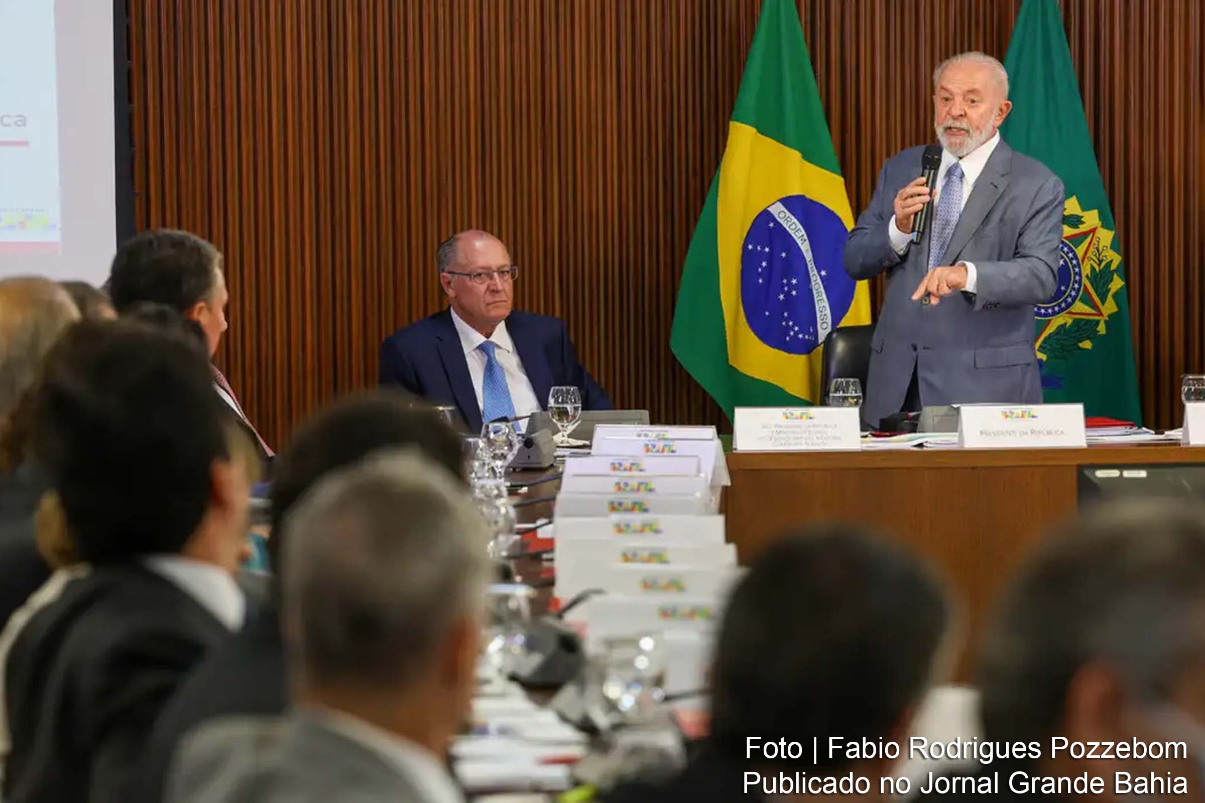 Presidente brasileiro, Luiz Inácio Lula da Silva, ressalta necessidade de superar desafios e fortalecer democracia em encontro ministerial.