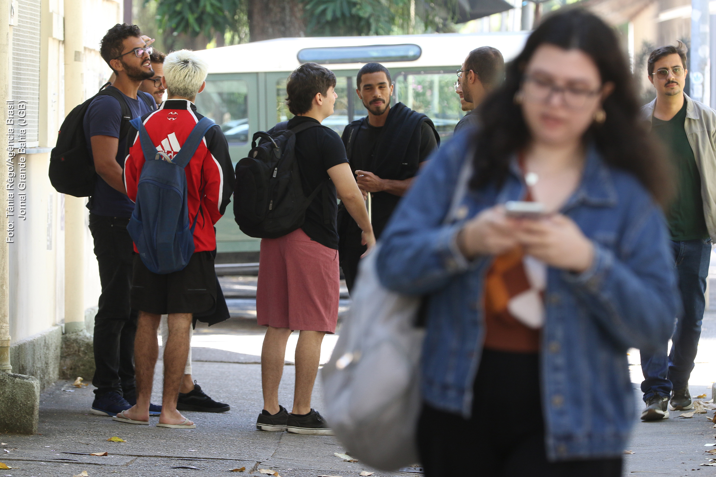 Pesquisa revela que 19,9% da população jovem brasileira não concluíram a educação básica, com ênfase nas disparidades sociais e econômicas.