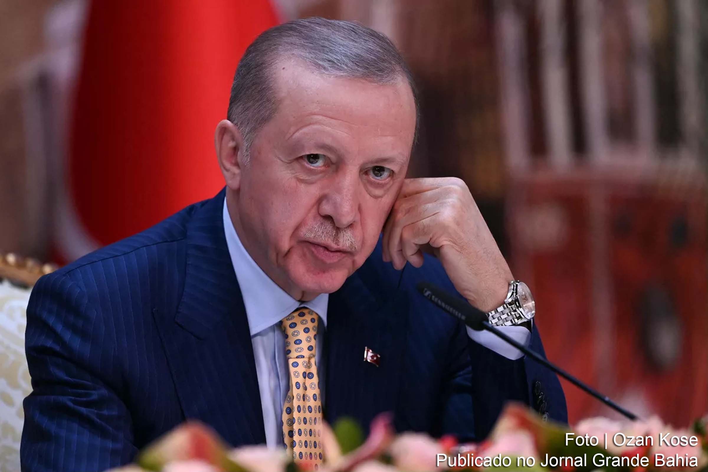 O presidente turco, Recep Tayyip Erdogan, alerta sobre os riscos de exacerbar o conflito na Ucrânia e defende a inclusão da Rússia nas negociações de paz, durante um discurso em Ancara.