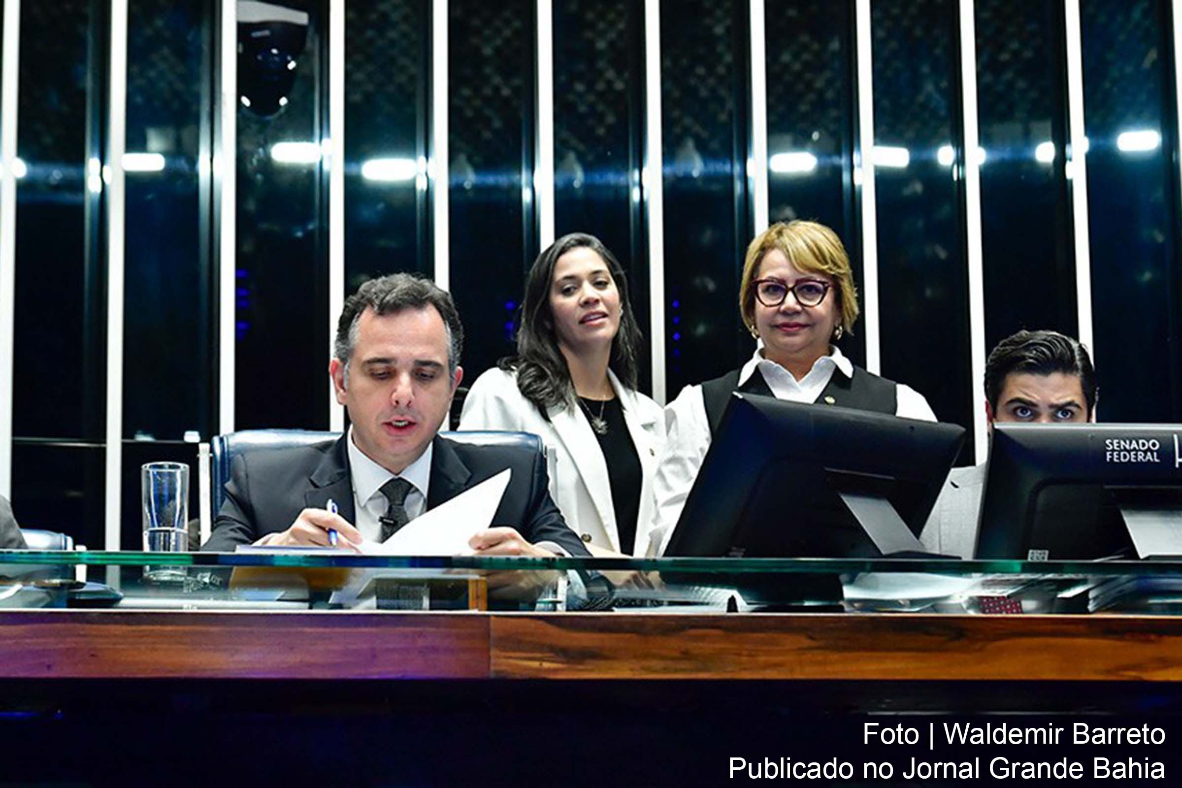 Proposta que garante salas de acolhimento específicas para mulheres agredidas nos serviços de saúde do SUS agora segue para sanção presidencial.