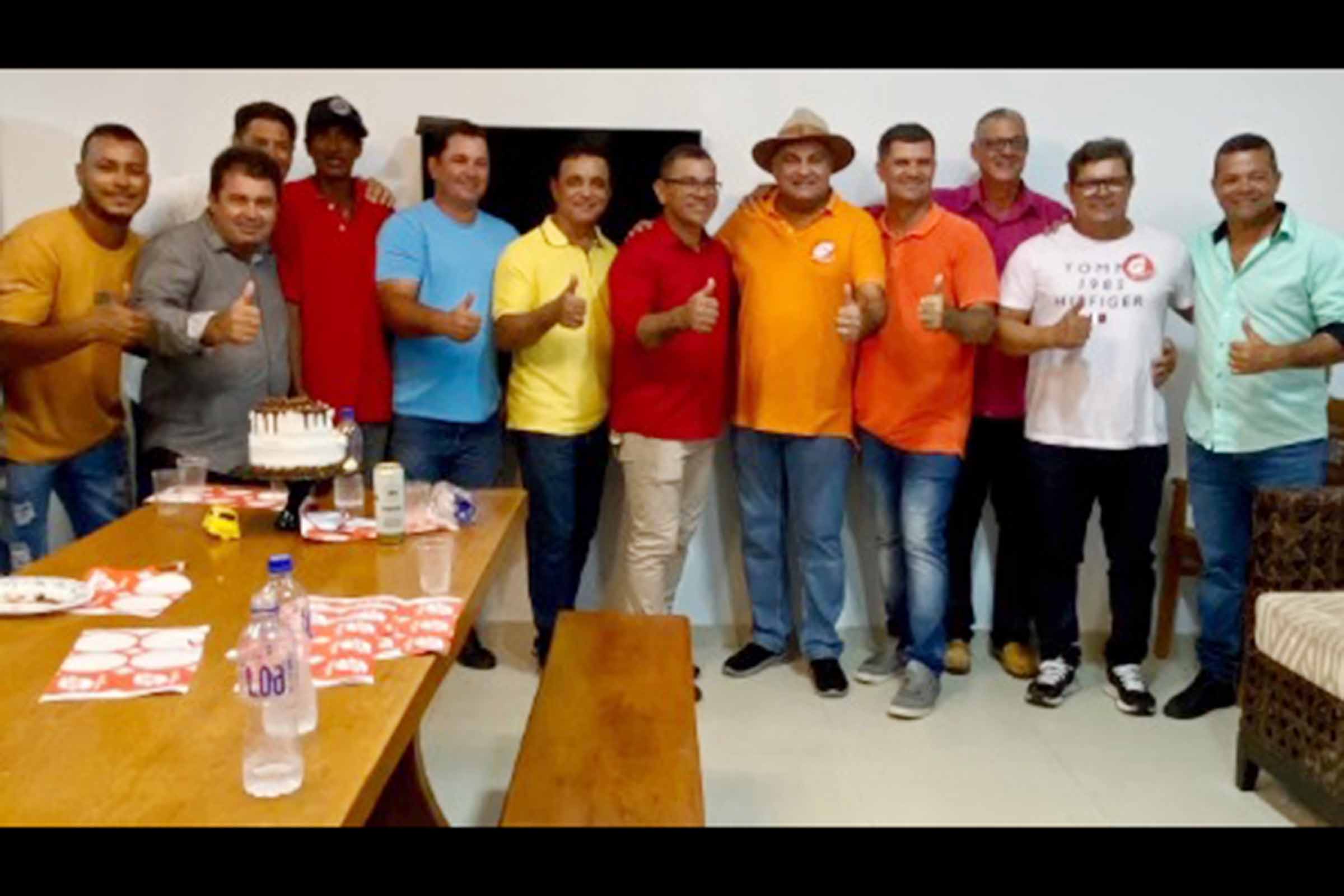 O presidente do Solidariedade na Bahia, Luciano Araujo, anuncia oficialmente Assis Porto como pré-candidato a prefeito de Nova Fátima, em evento que contou com a presença de líderes políticos locais.