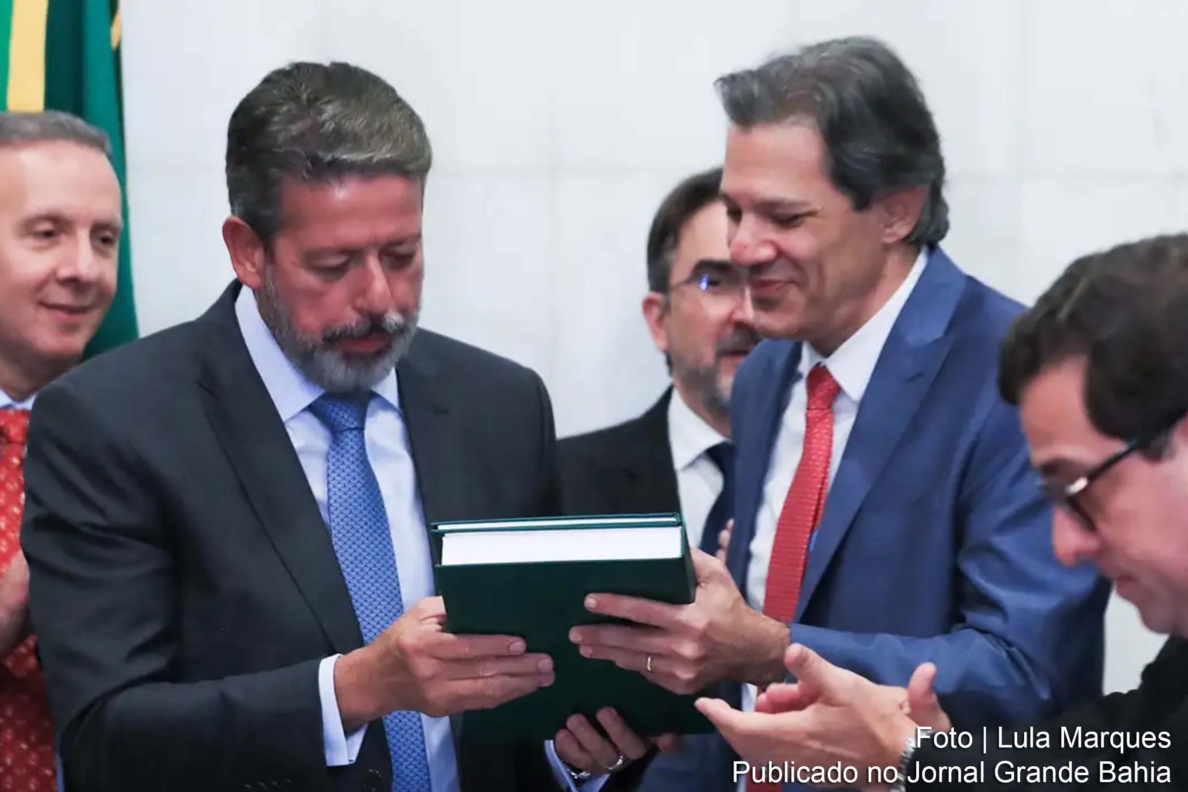 Ministro da Fazenda, Fernando Haddad, entrega proposta ao presidente da Câmara dos Deputados, Arthur Lira, para regulamentar tributos sobre o consumo.