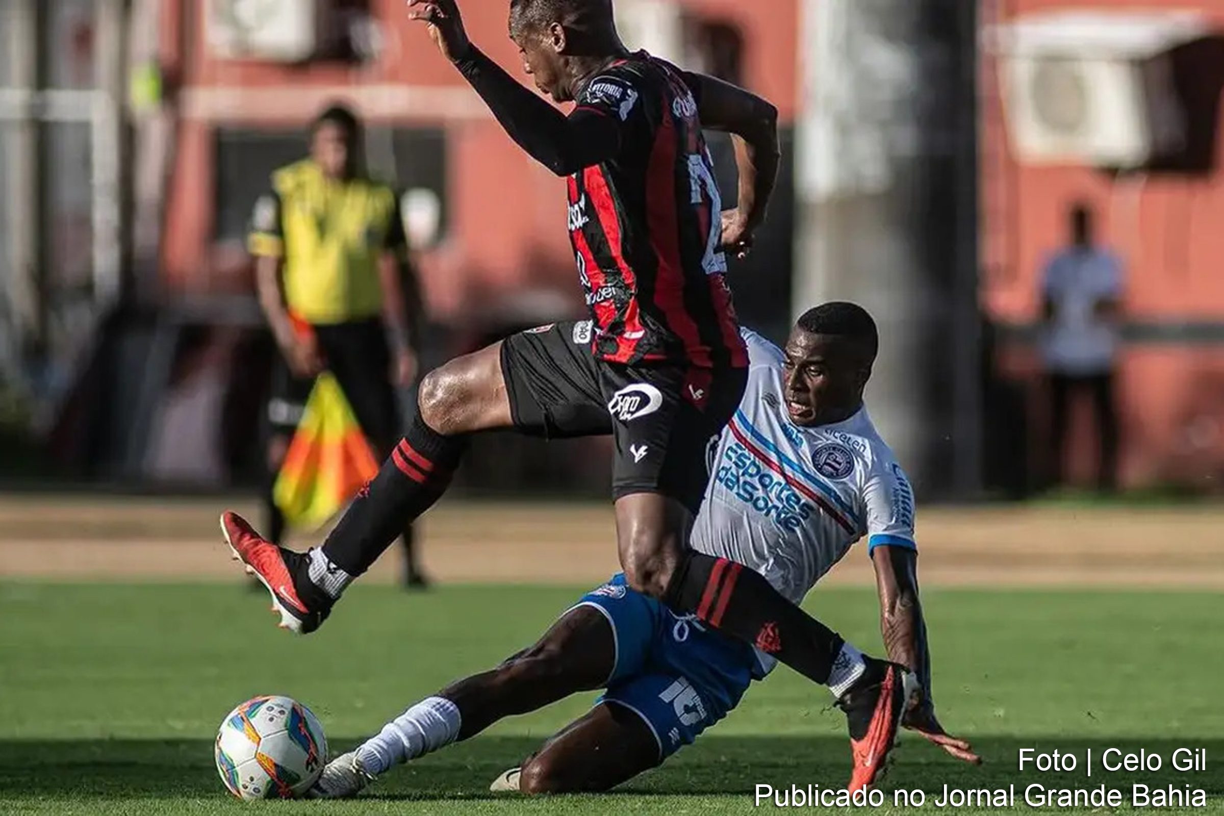 Mais de 30 mil torcedores presenciaram a emocionante virada do Vitória sobre o Bahia.