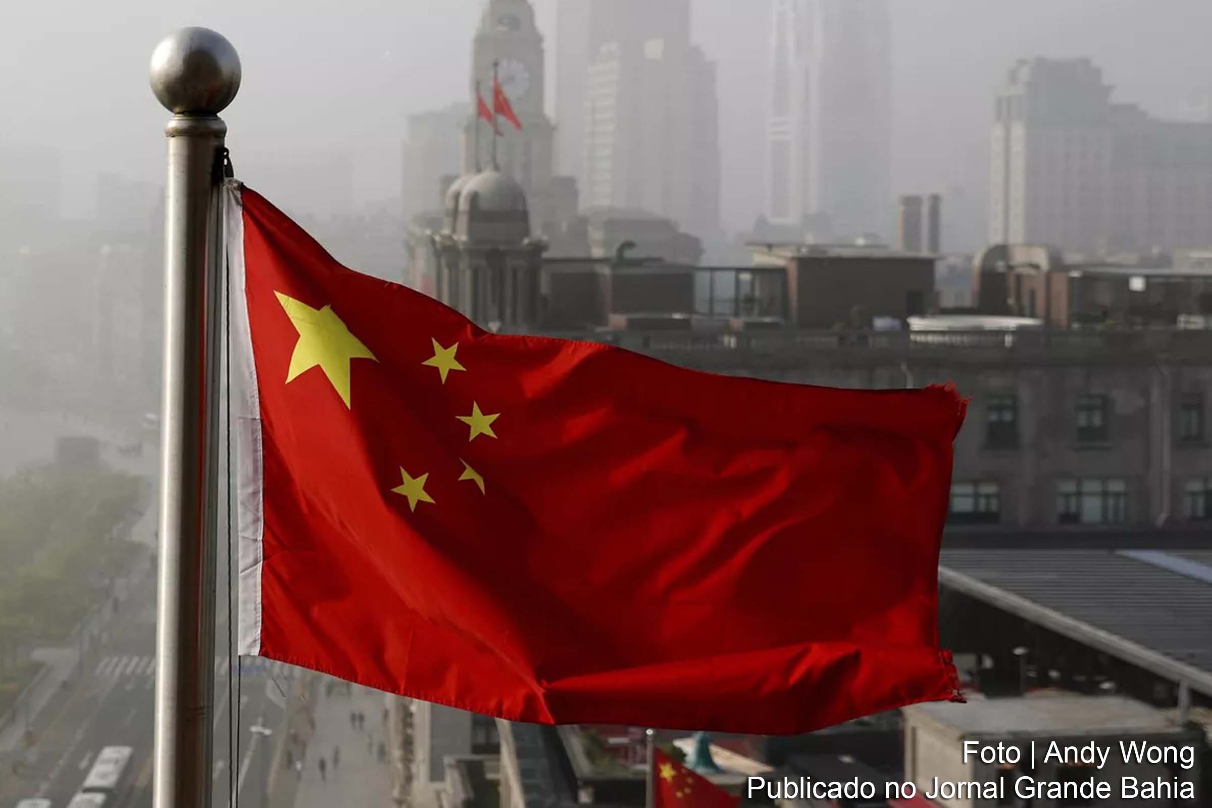 China denuncia planos dos EUA de instalar mísseis na região, reforçando apelos à paz e estabilidade.