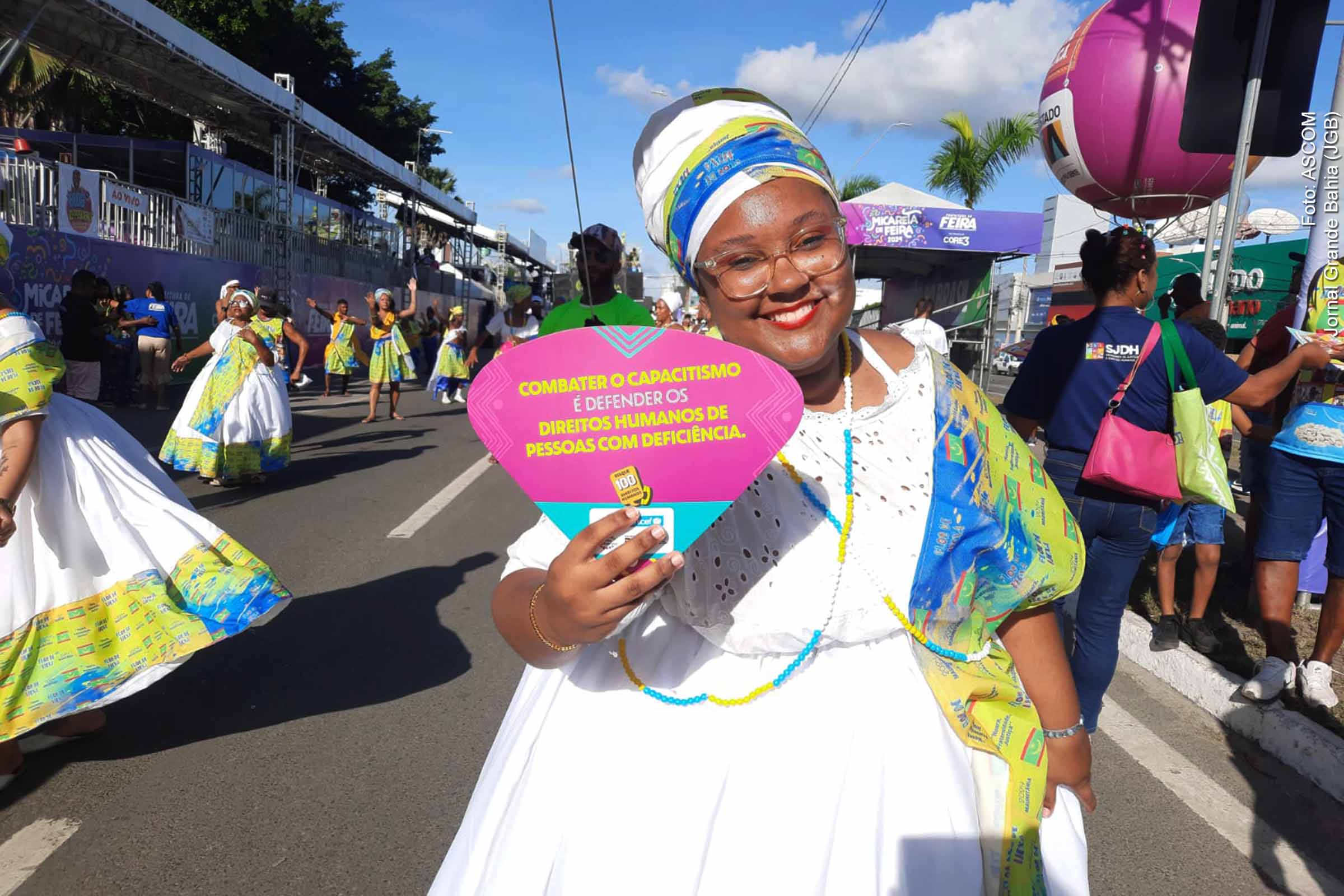 Equipes volantes do Plantão Integrado dos Direitos Humanos atuam na sensibilização dos foliões durante a Micareta 2024 de Feira de Santana.