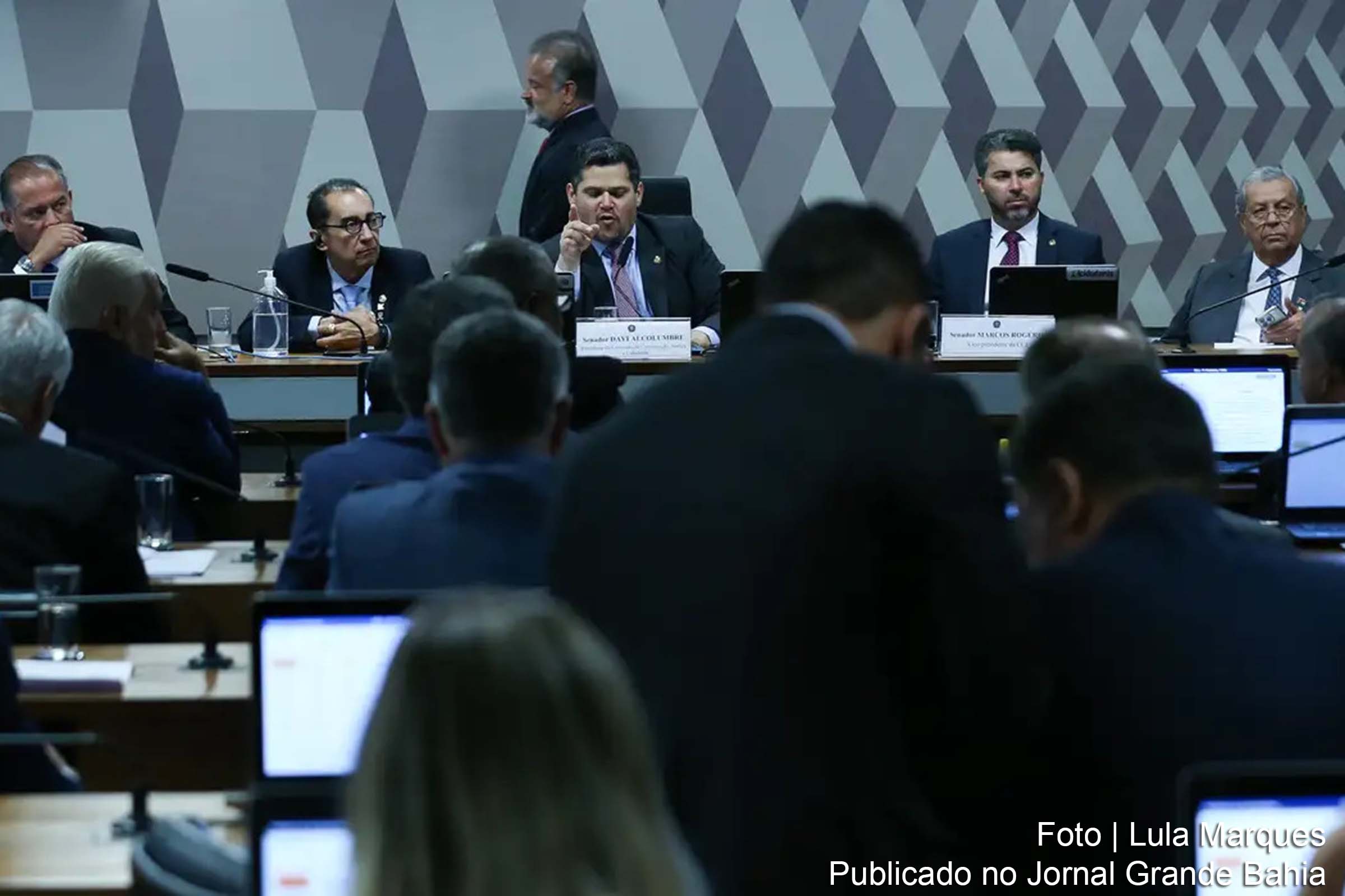 Proposta de Emenda à Constituição (PEC) prevê aumento progressivo nos salários de agentes públicos das carreiras jurídicas.