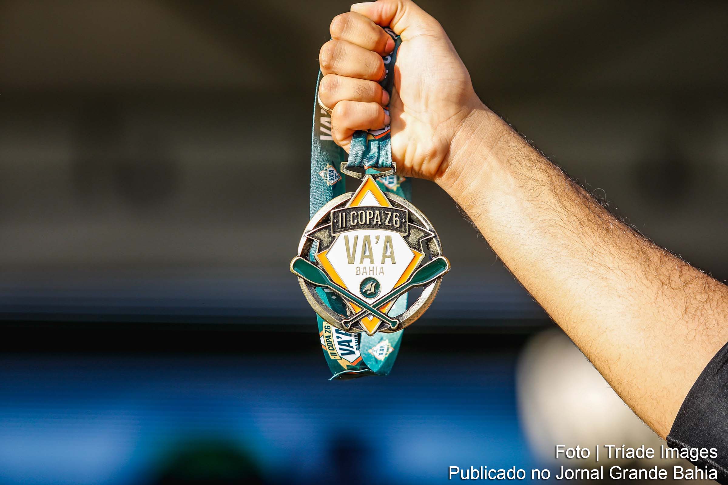 Remadores competem nas águas da Bahia de Todos-os-Santos durante a segunda edição da Copa Z6 VA’A Bahia