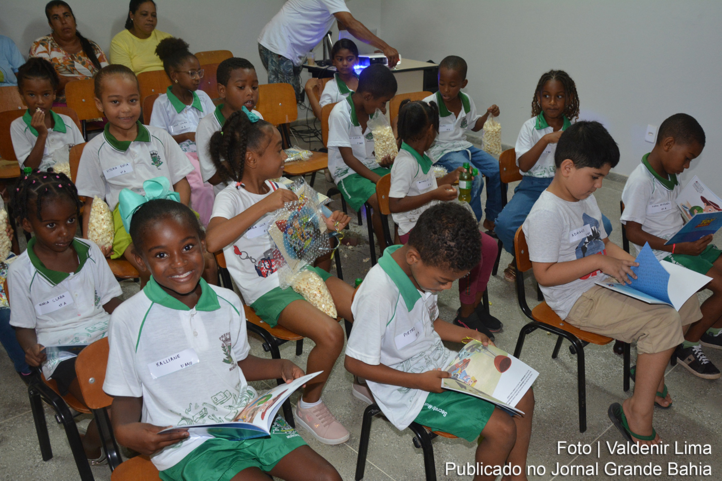 Iniciativa do projeto Crepitar promove sessão de cinema e doação de livros para alunos da Escola Municipal Doutor Francisco Martins da Silva.