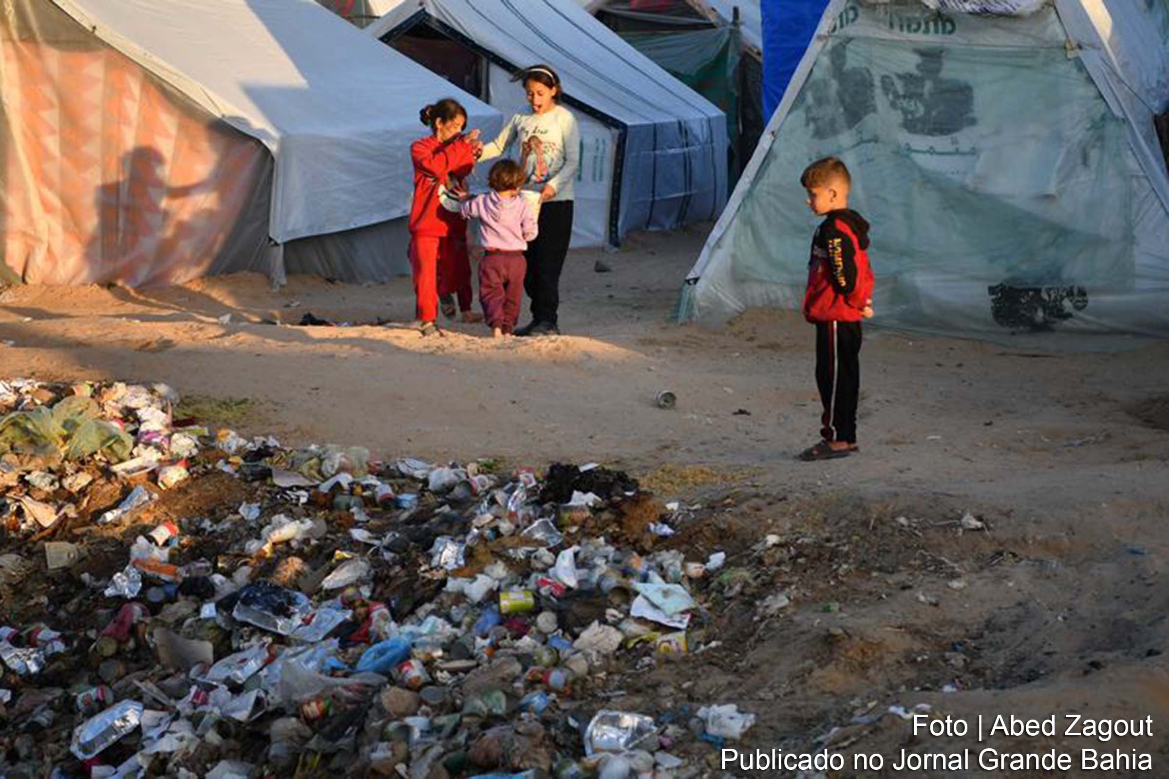 Cidade de Rafah, em Gaza, enfrenta uma crise humanitária crescente com temperaturas escaldantes e falta de acesso à água potável.