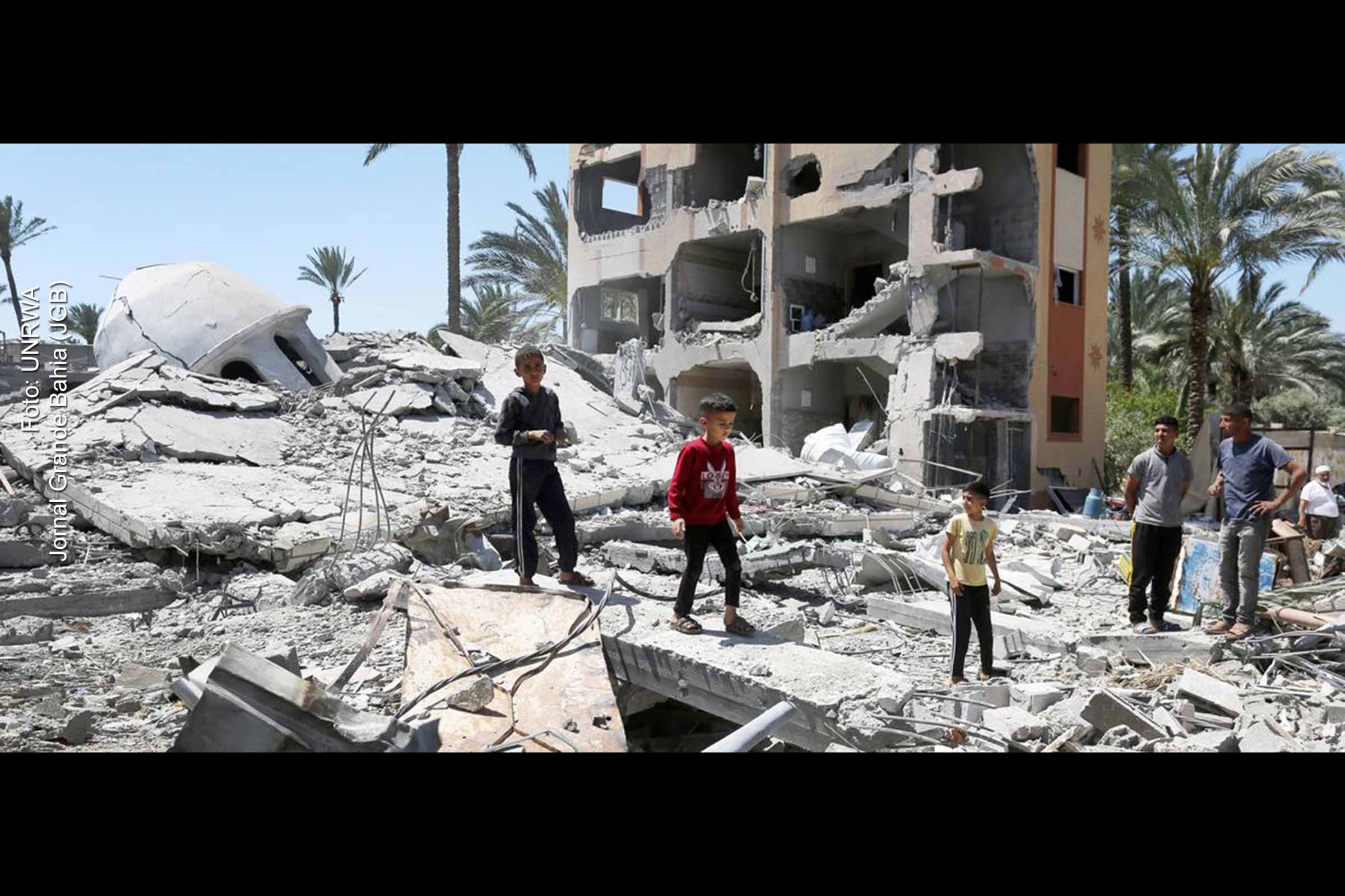 Crianças escalam as ruínas de uma propriedade em Deir Al-Balah, no centro de Gaza, após destruição provocada pelas forças militares de Israel contra palestinos