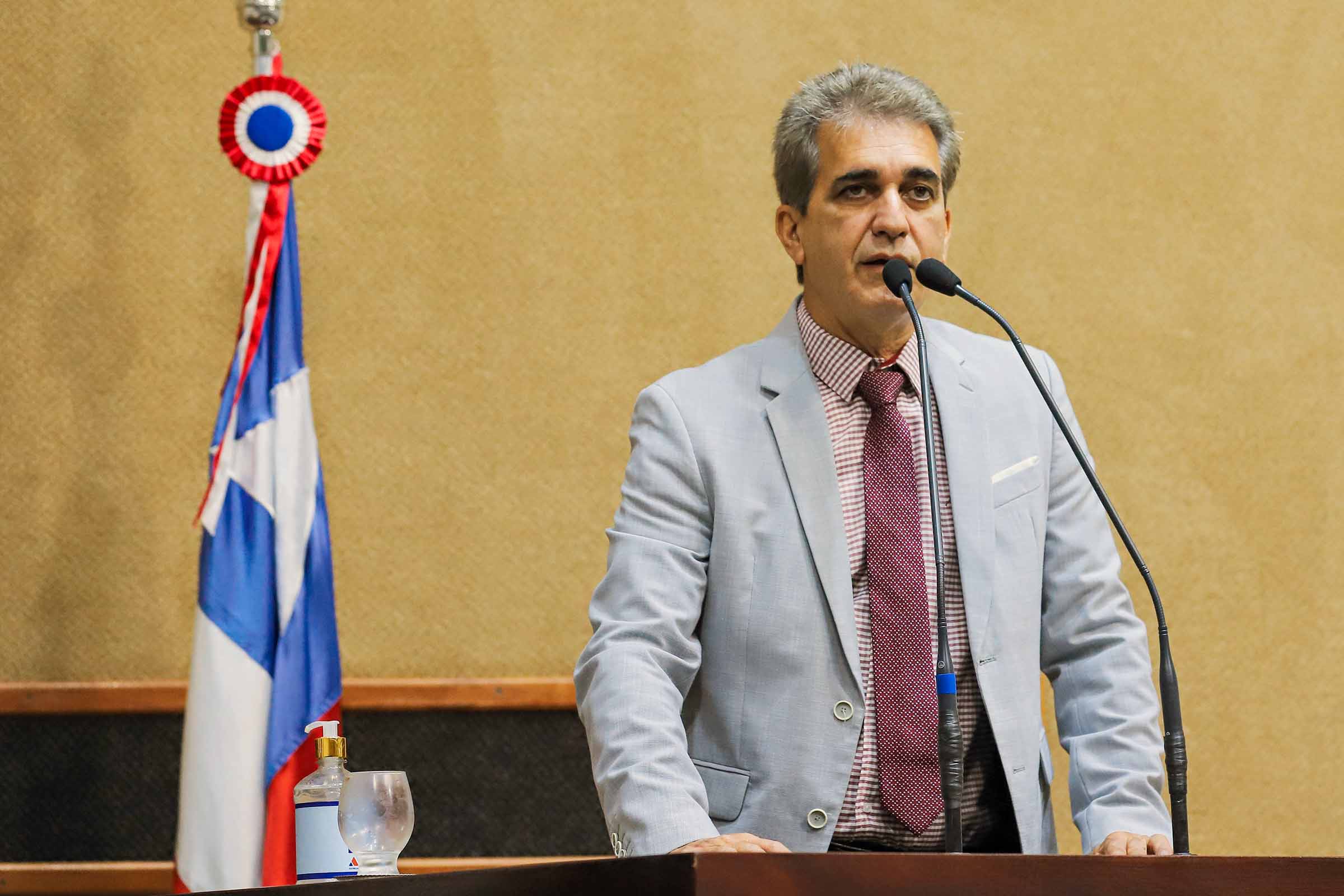 O evento, proposto pelo deputado Robinson Almeida, busca discutir os desafios e promover o fortalecimento da literatura periférica.