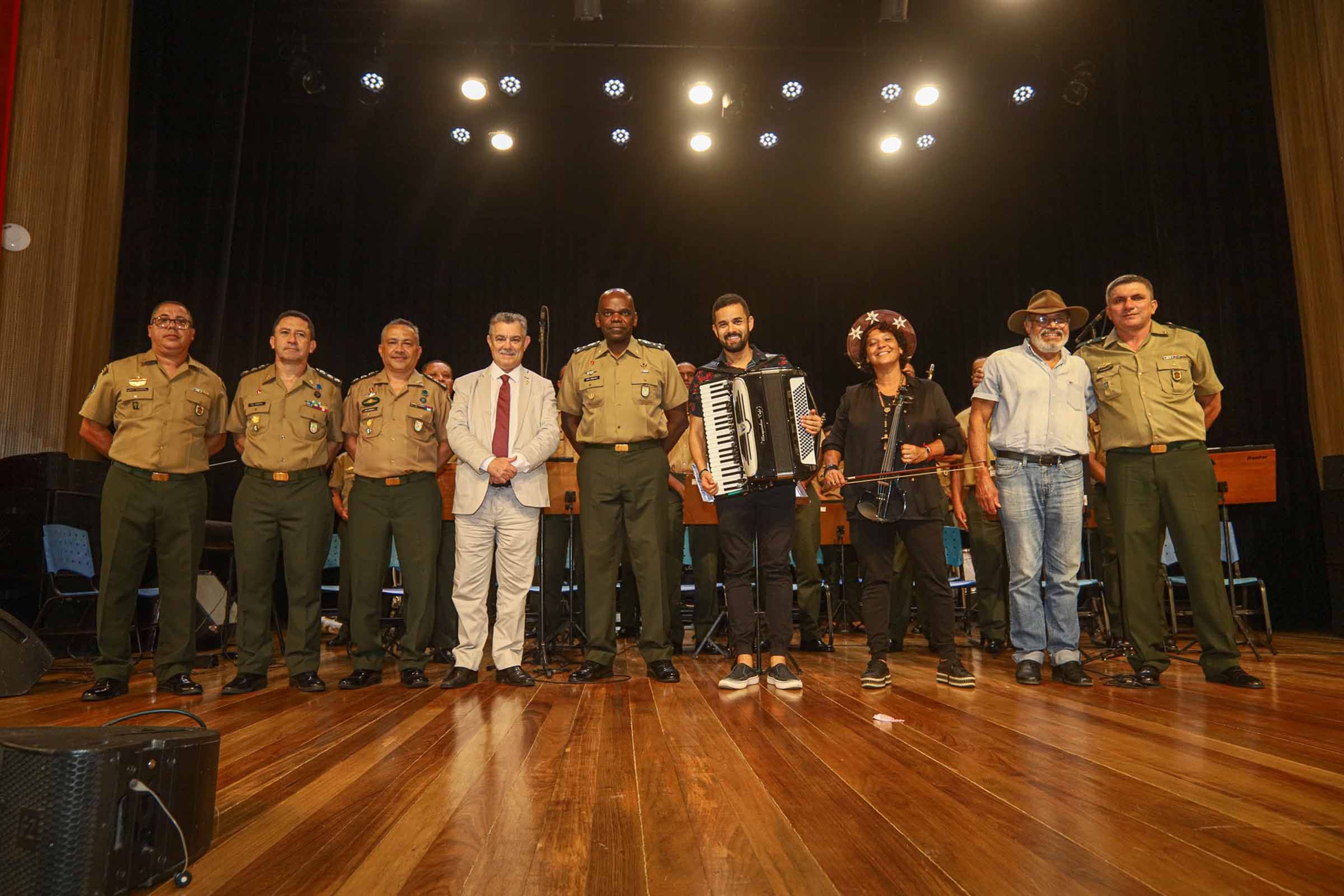 Desembargador Baltazar Miranda Saraiva representa Presidente do TJBA em evento com Bandas de Música Militar.