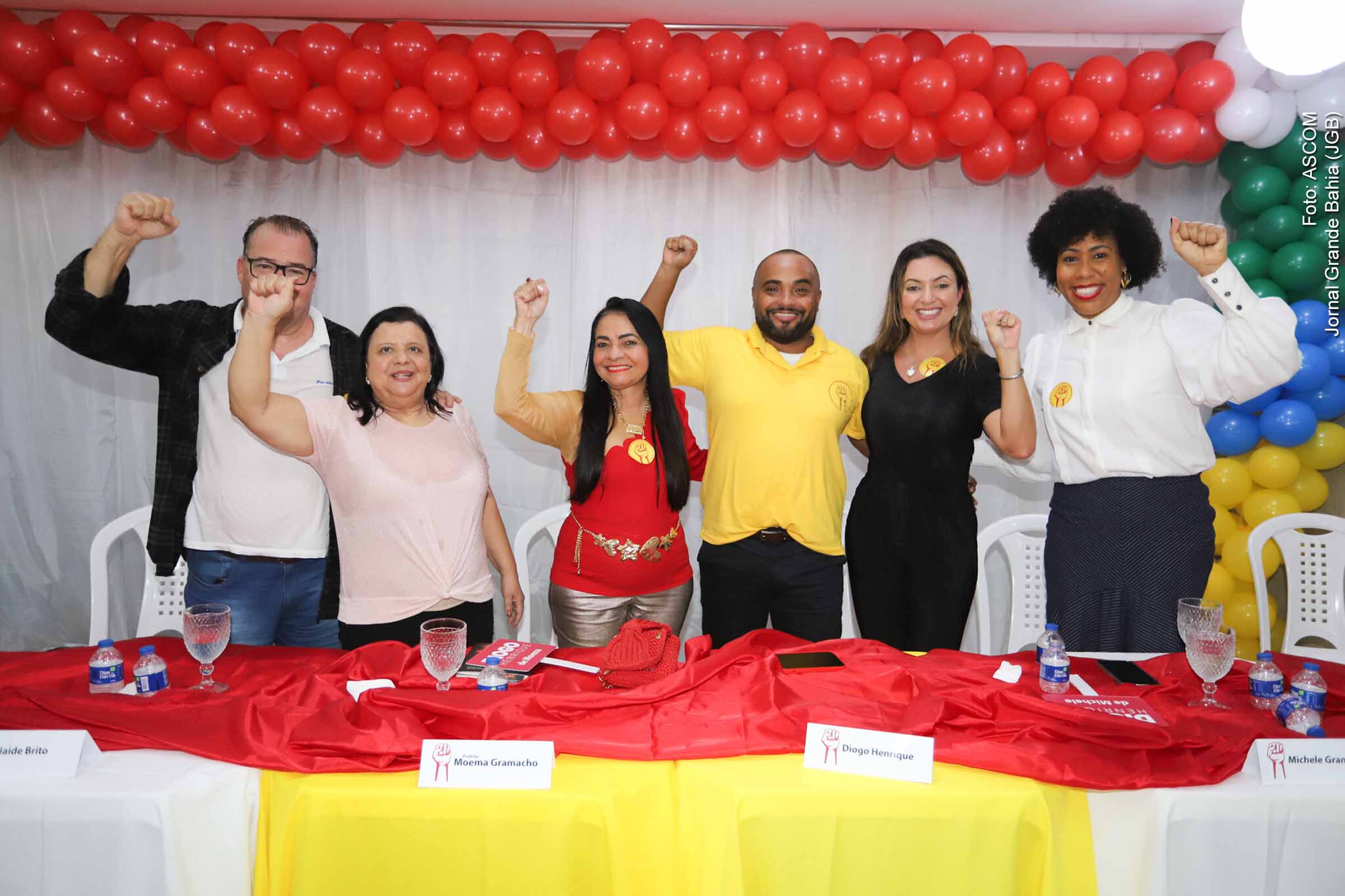 Diogo Henrique discursa durante evento de lançamento de sua pré-candidatura a vereador em Lauro de Freitas, com a presença de autoridades e moradores da região.