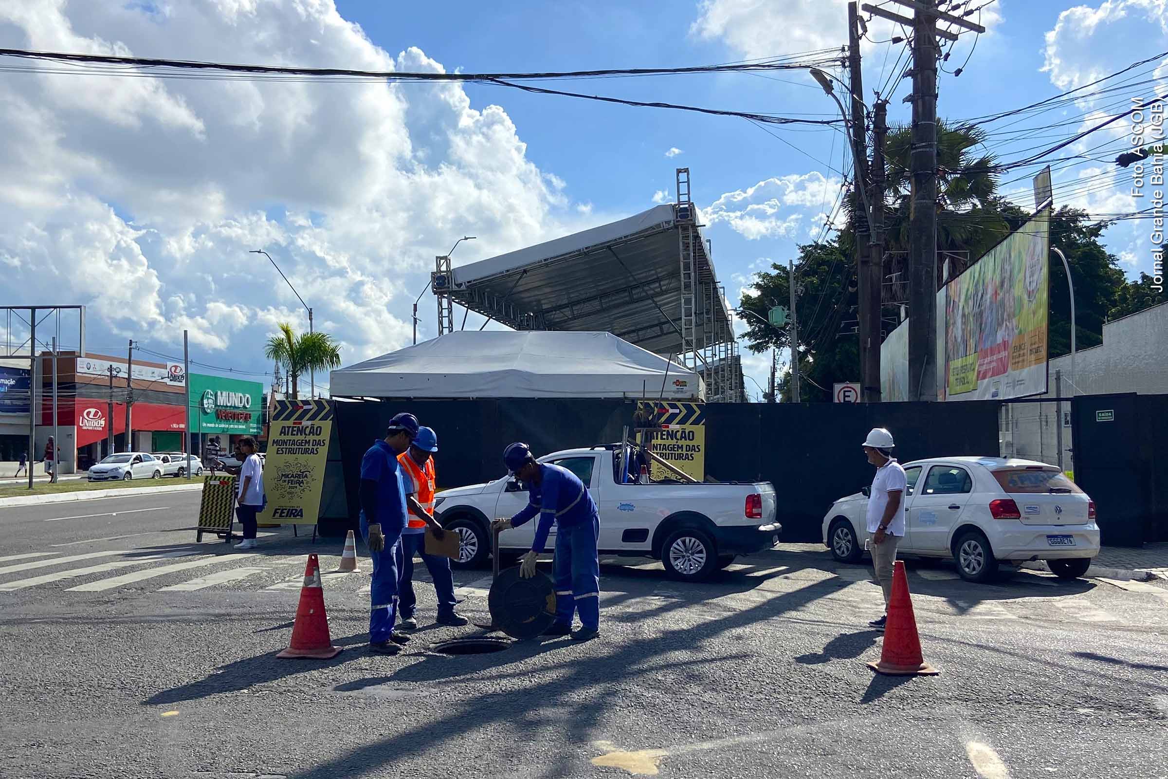 Equipes da Embasa trabalham na preparação das redes de água e esgoto para garantir o abastecimento durante o circuito da Micareta.