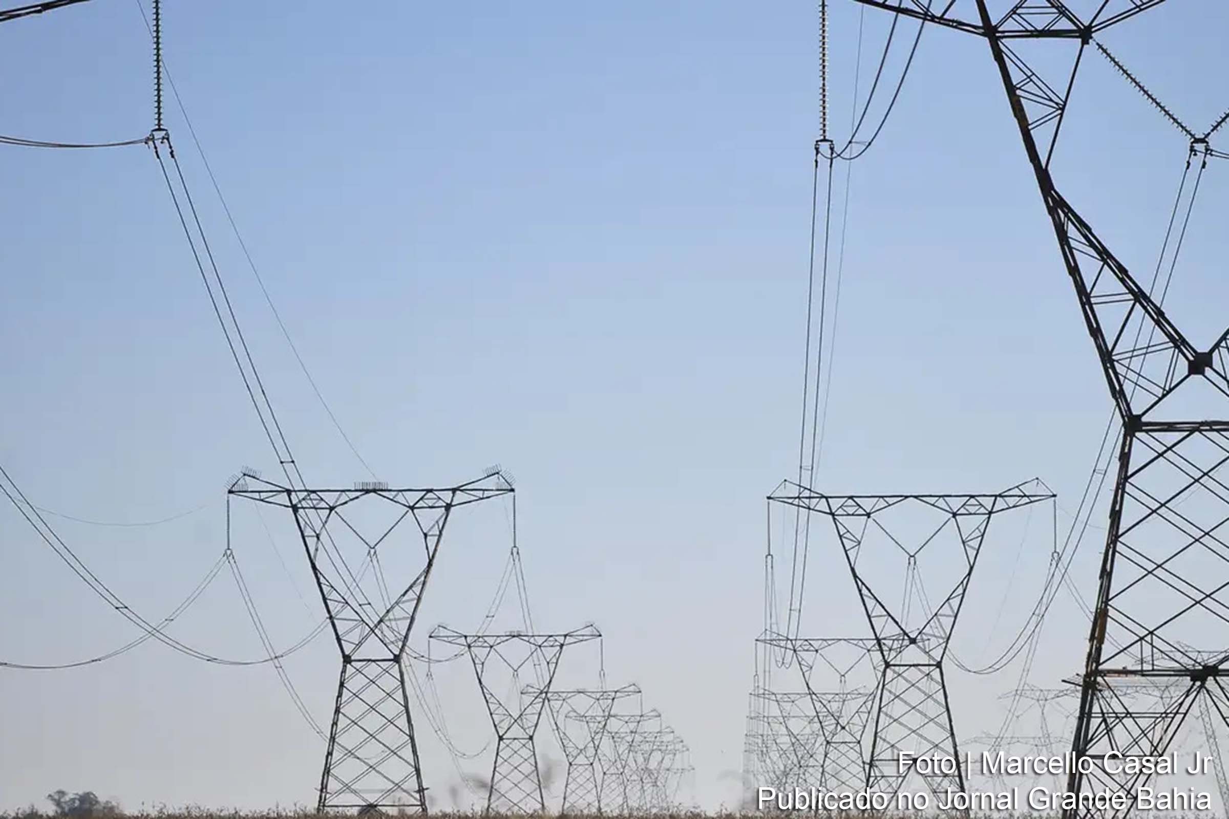 A decisão da Aneel mantém a bandeira verde, sem custo extra nas contas de luz, devido às condições favoráveis de geração de energia.