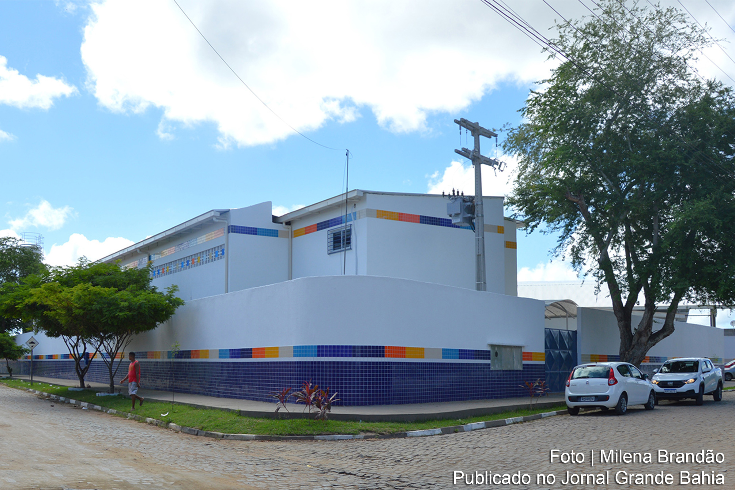 Reconstrução e ampliação triplicam tamanho da escola, proporcionando um ambiente educacional mais amplo e moderno.
