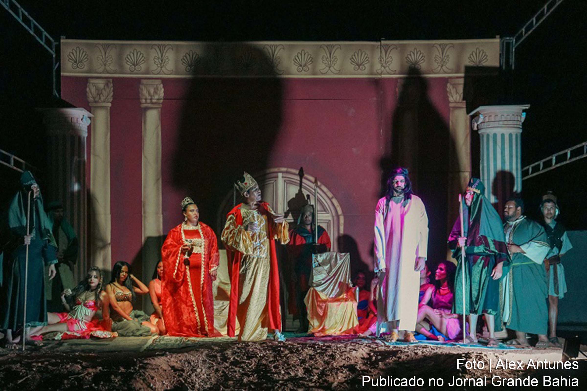 A tradicional encenação da Paixão de Cristo em Sento Sé, realizada pela Prefeitura Municipal, atraiu a comunidade local e proporcionou momentos de reflexão e emoção.
