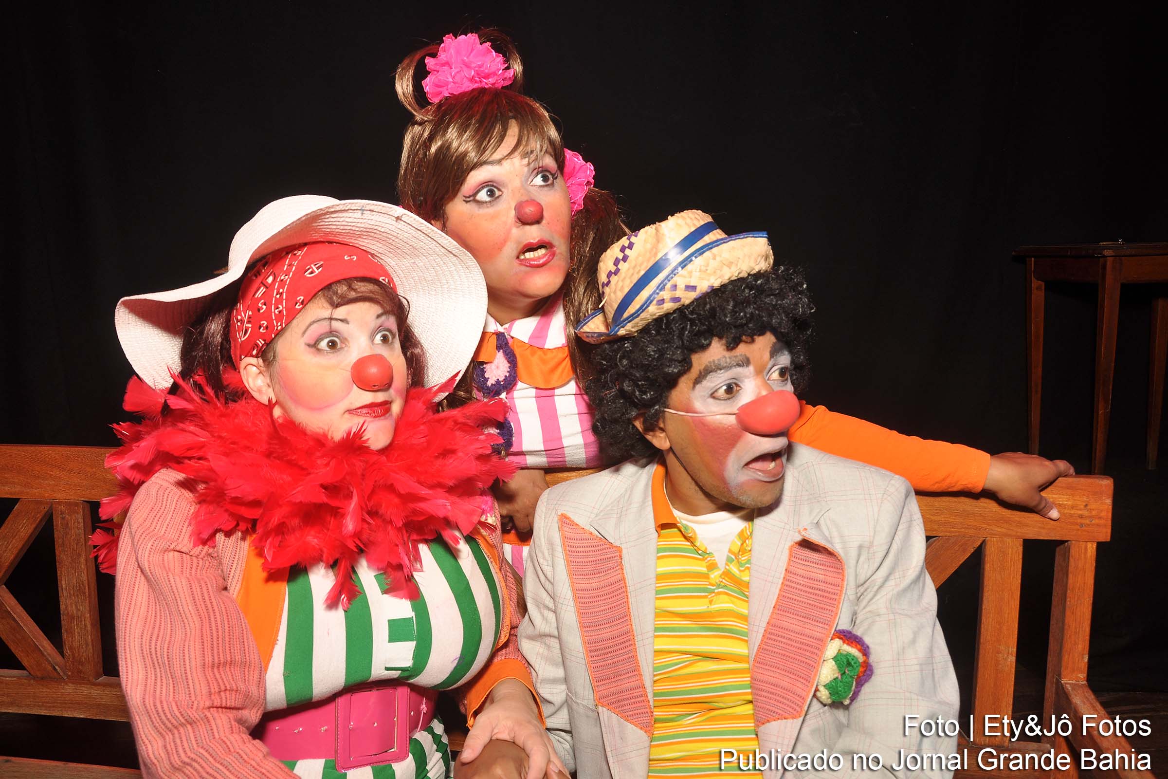 Espetáculo ‘Uma Família em Apuros’ celebra 20 anos do Domingo Tem Teatro em Feira de Santana