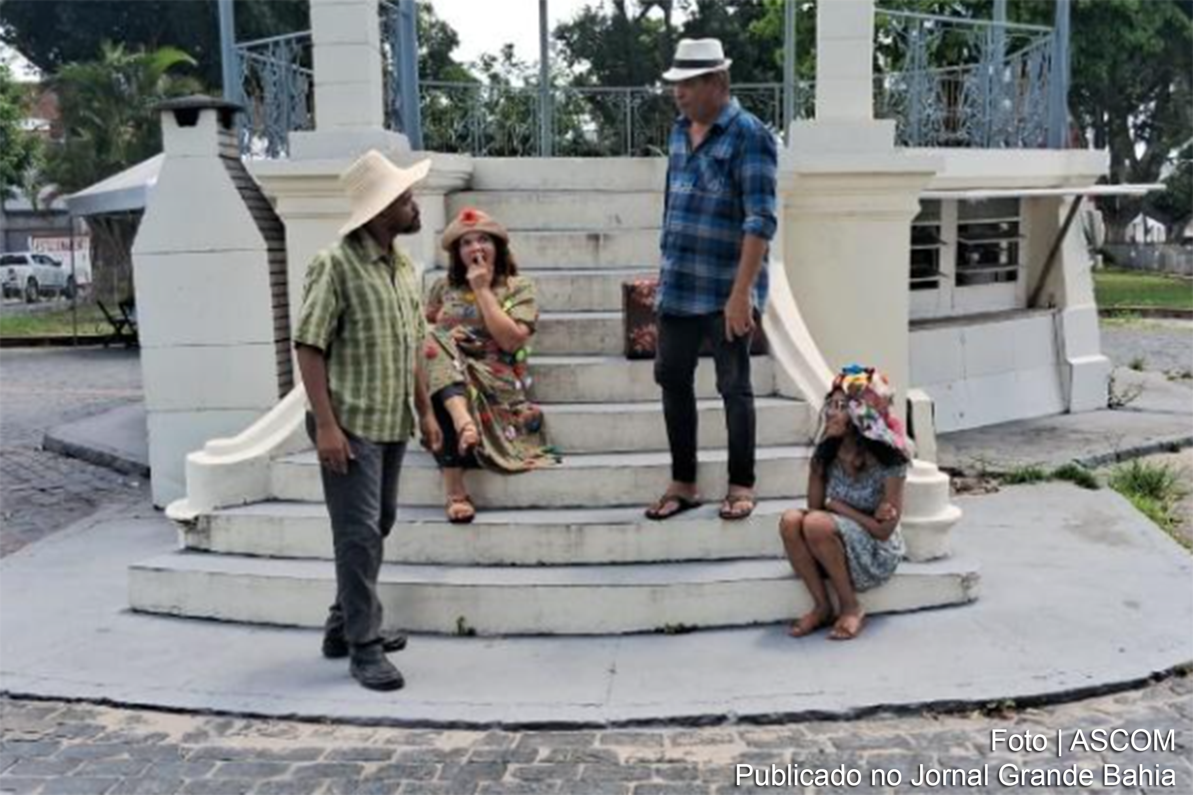 Estudantes de Teatro da UFBA realizam gravações em praça de Feira de Santana