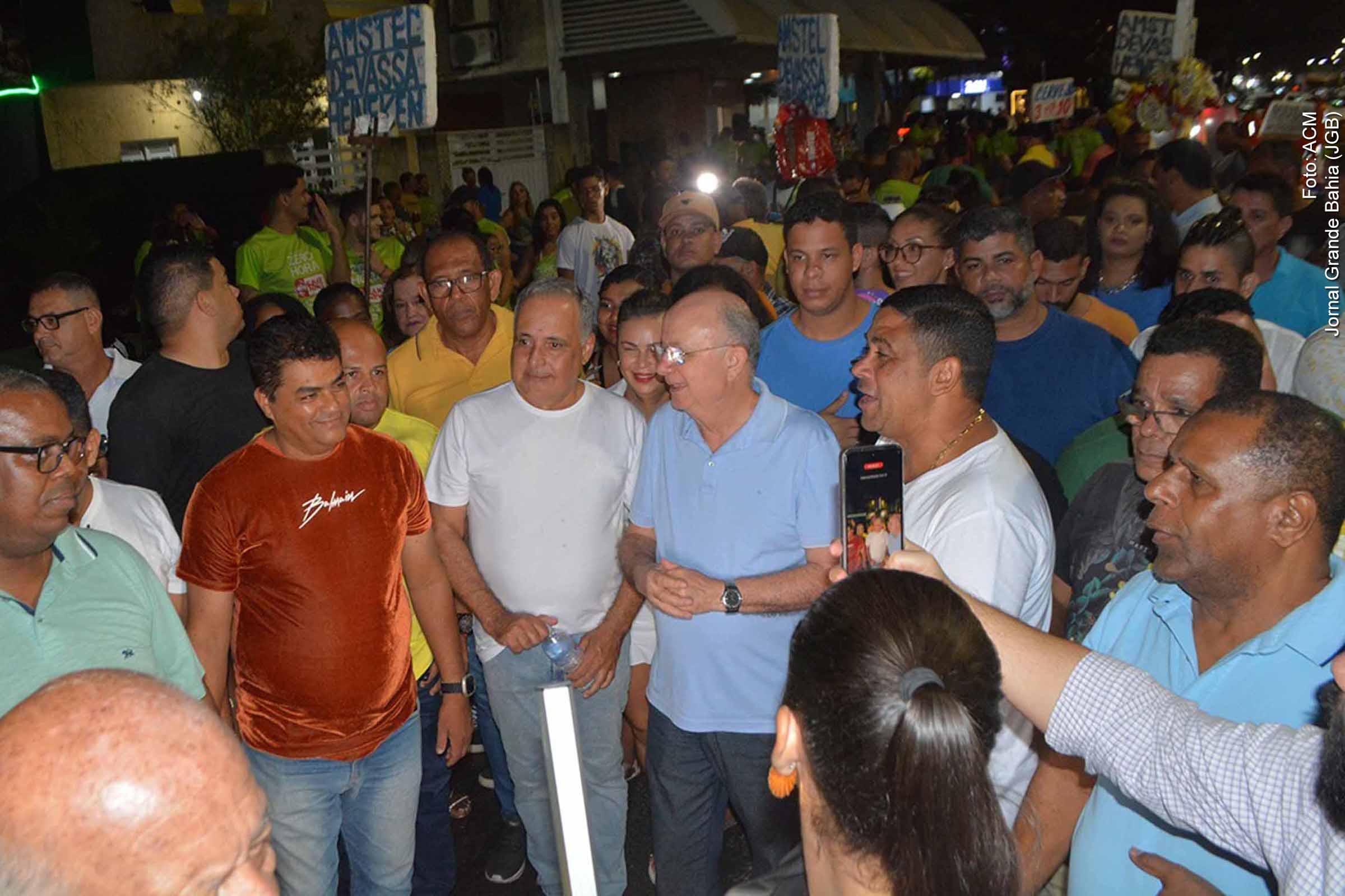 José Ronaldo de Carvalho, pré-candidato a prefeito, participa do bloco Zero Hora acompanhado por uma numerosa comitiva.