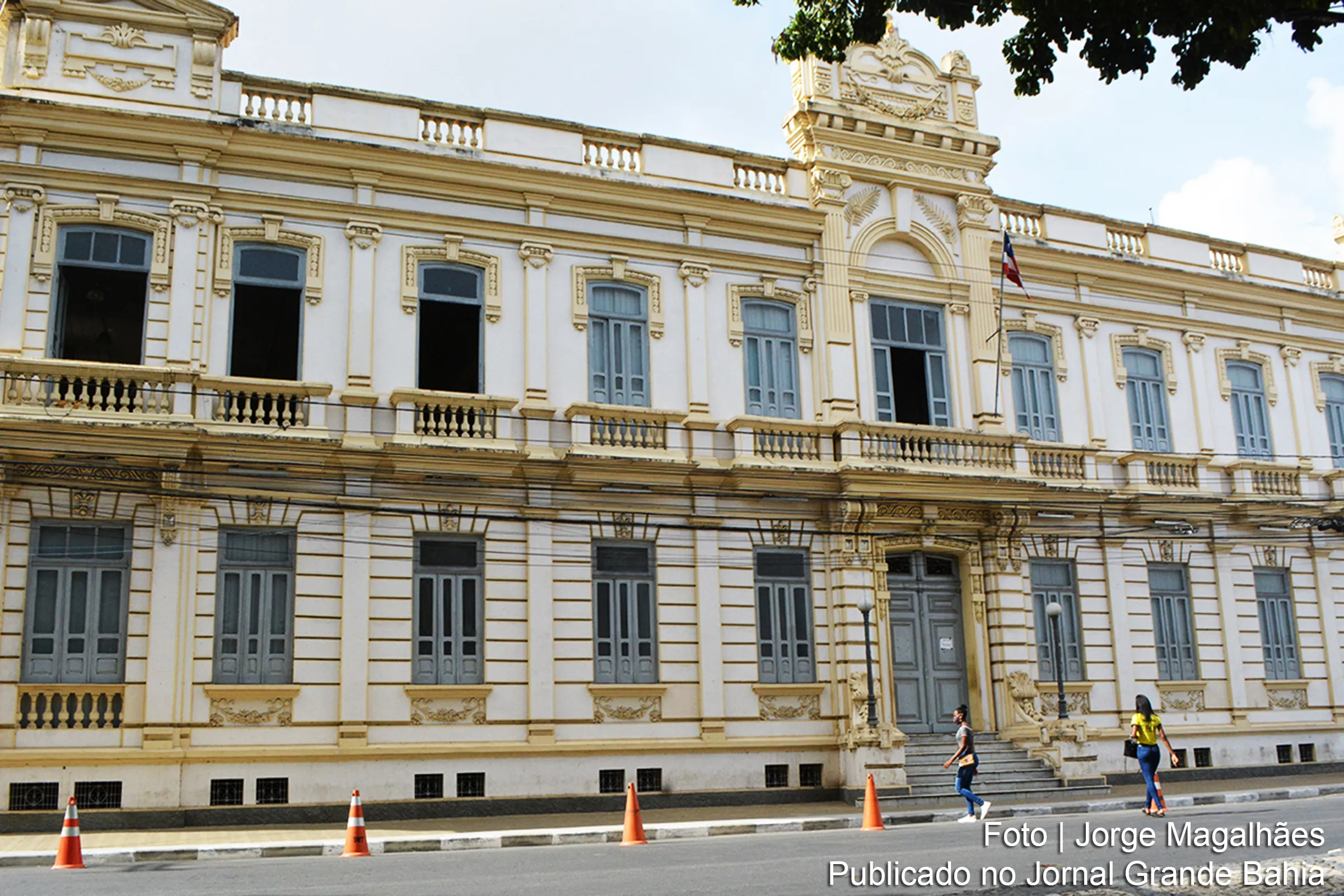 Prefeitura emite notificação extrajudicial às empresas Confiança e CSH por atraso em benefícios e salários.