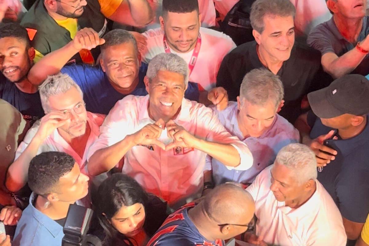 O governador Jerônimo Rodrigues na abertura da Micareta, ladeado pelo secretário estadual de Cultura, Bruno Monteiro, pré-candidato a prefeito de Feira, Zé Neto, e vários políticos.