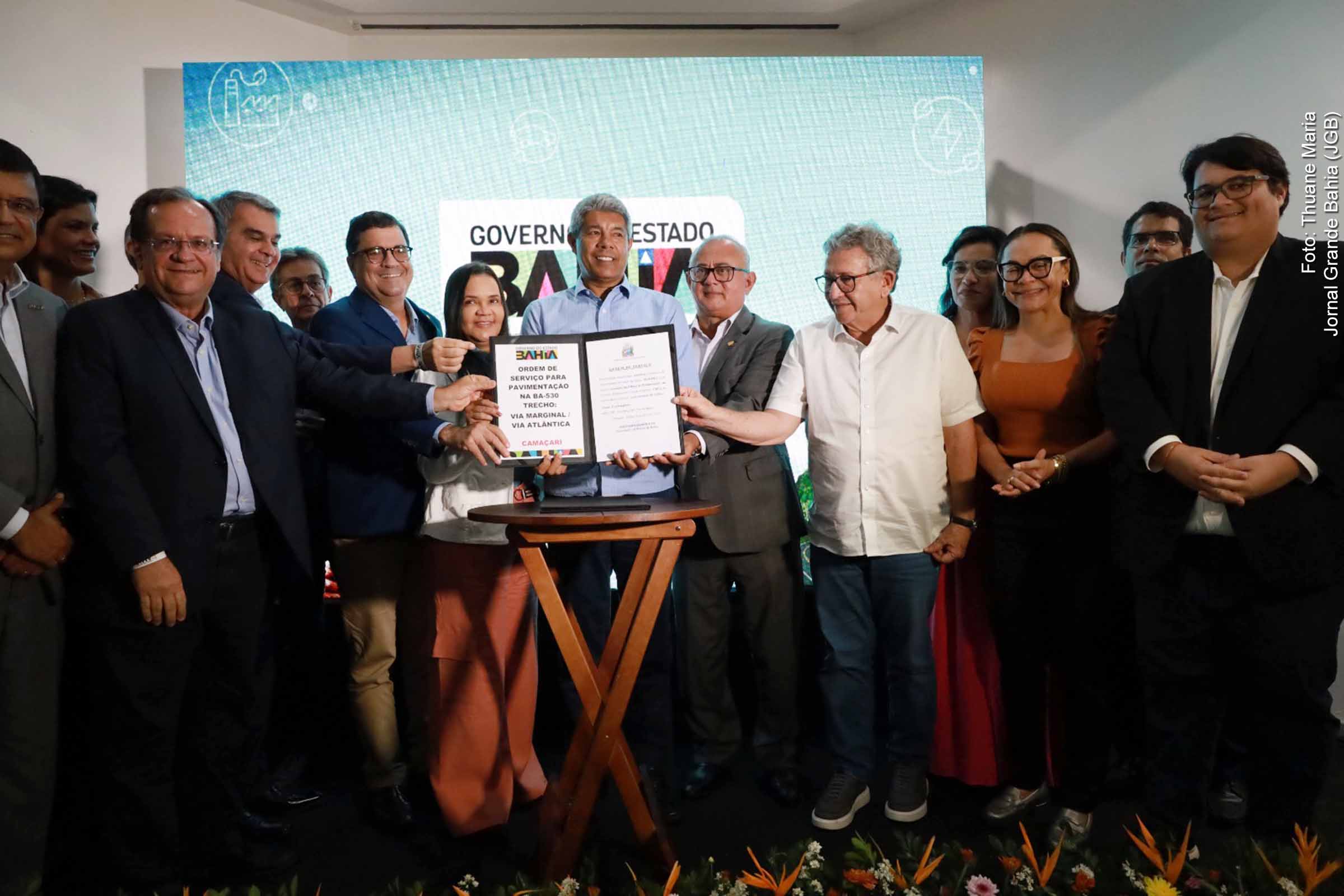 Jerônimo Rodrigues, governador da Bahia, assina ordem de serviço para restauração de vias no Polo Industrial de Camaçari e autoriza cursos de qualificação para seleção da BYD.