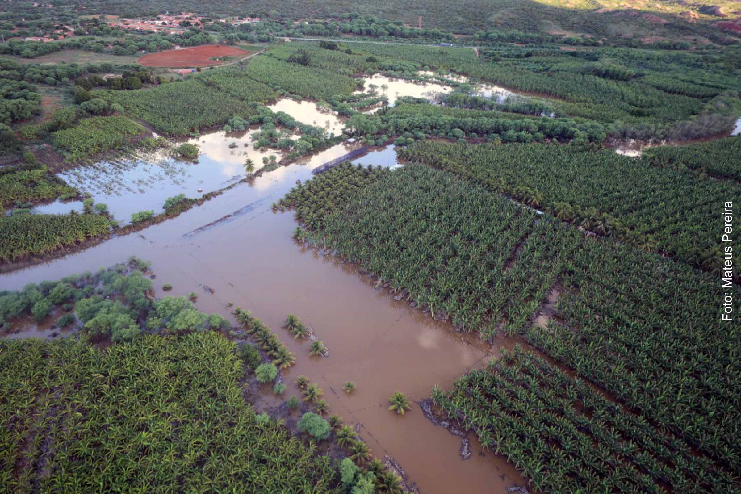 Governador Jerônimo Rodrigues, acompanhado do superintendente de Proteção e Defesa Civil da Bahia, Heber Santana, e outros líderes, inspeciona áreas afetadas pelas chuvas em Canudos e Jeremoabo.