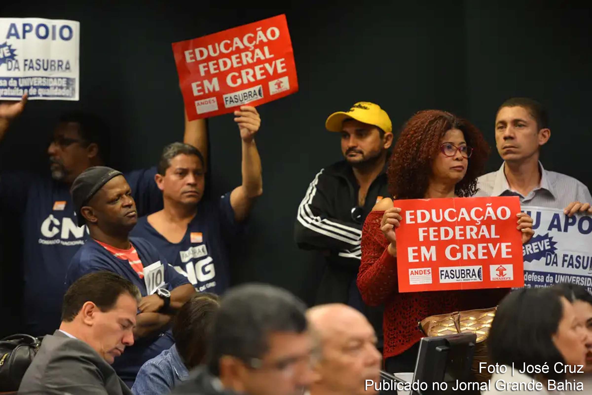 Movimento de paralisação abrange diversas unidades de ensino em todo o país, com reivindicações por reajuste salarial e reestruturação das carreiras.