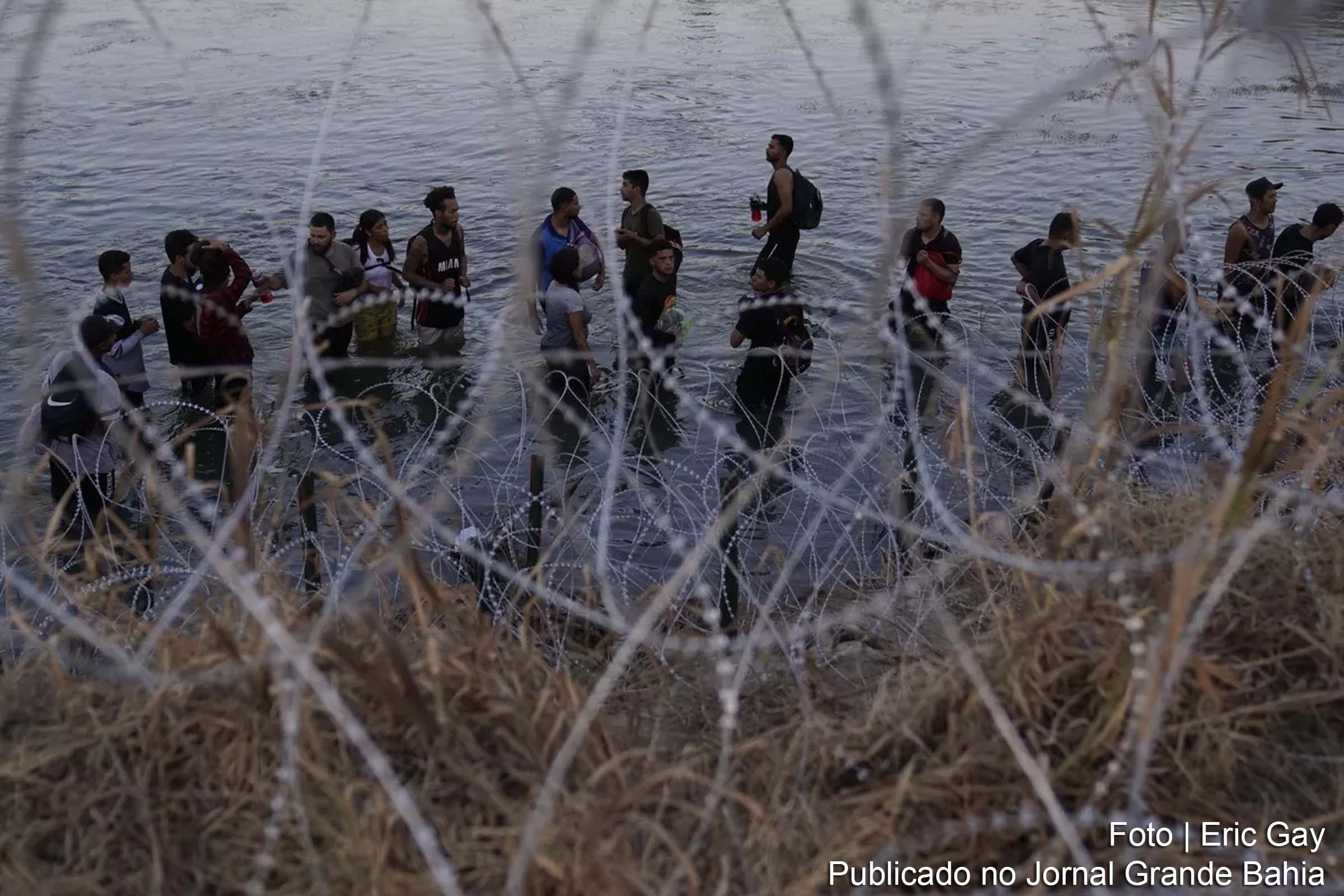 Analistas discutem os impactos da nova legislação de imigração no Texas em entrevista ao podcast Mundioka.