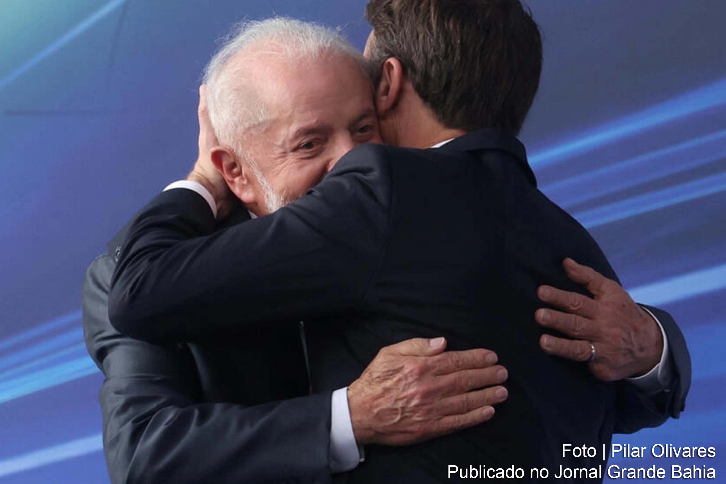 Após três dias no Brasil, Macron volta à França, enfrentando queda na popularidade e desafios econômicos, enquanto o país enfrenta ameaças internas e externas.