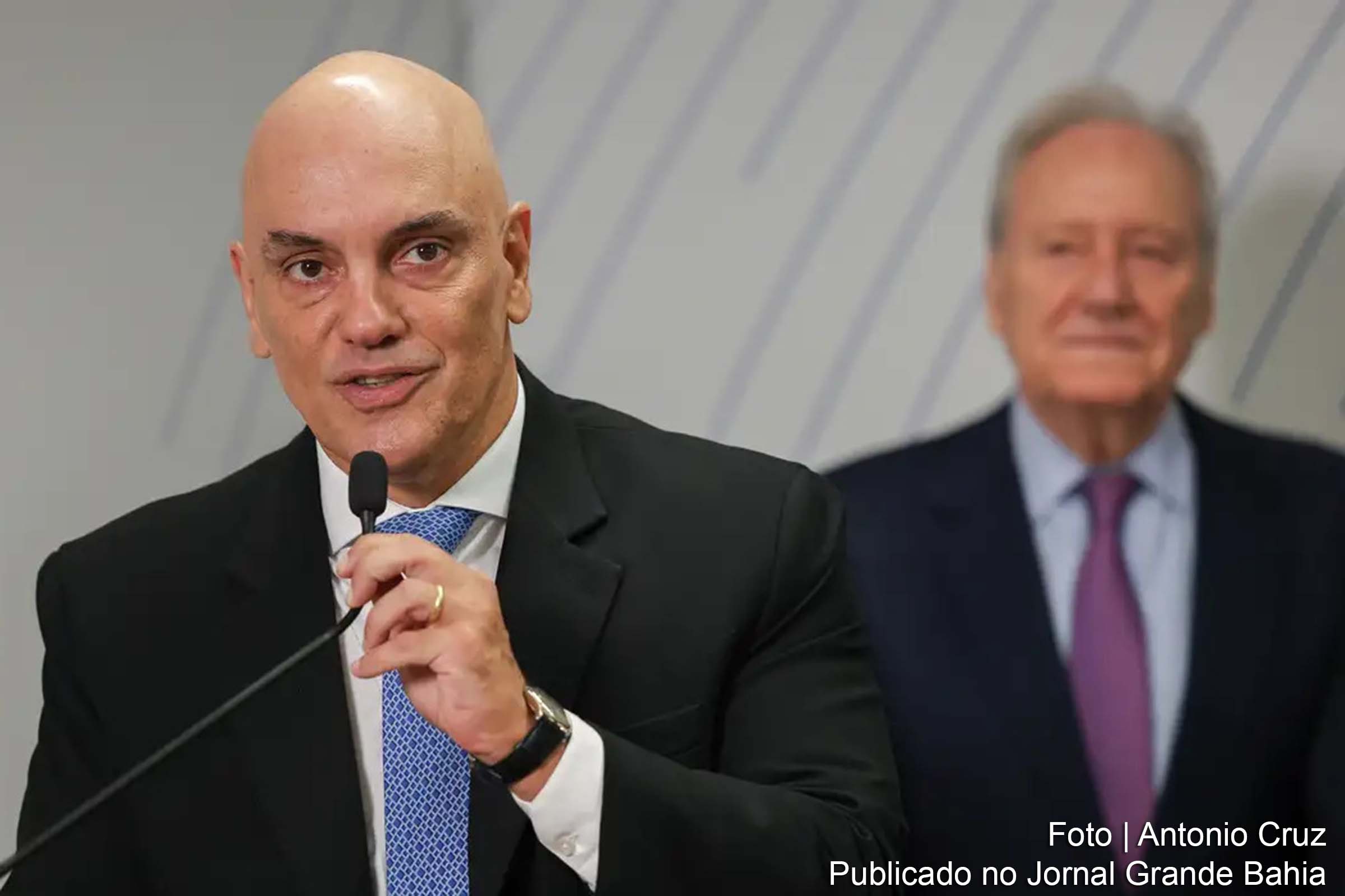A decisão do ministro Alexandre de Moraes de incluir Elon Musk em investigações do STF desperta debates sobre liberdade de expressão e regulação das redes sociais.
