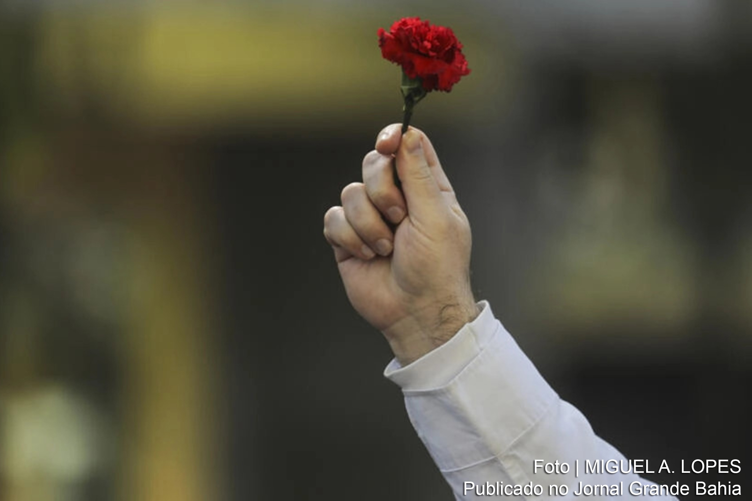 Portugueses celebram os 50 anos da Revolução dos Cravos, que marcou o fim da ditadura e o início de uma nova era no país.