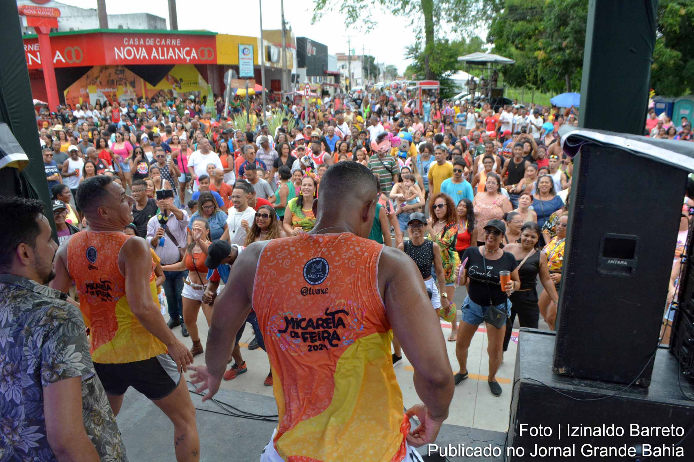 O Esquenta Micareta reúne multidões na avenida Fraga Maia ao som do cantor Luciano Mello e do DJ Nega Lu, aquecendo os foliões para a festa momesca.