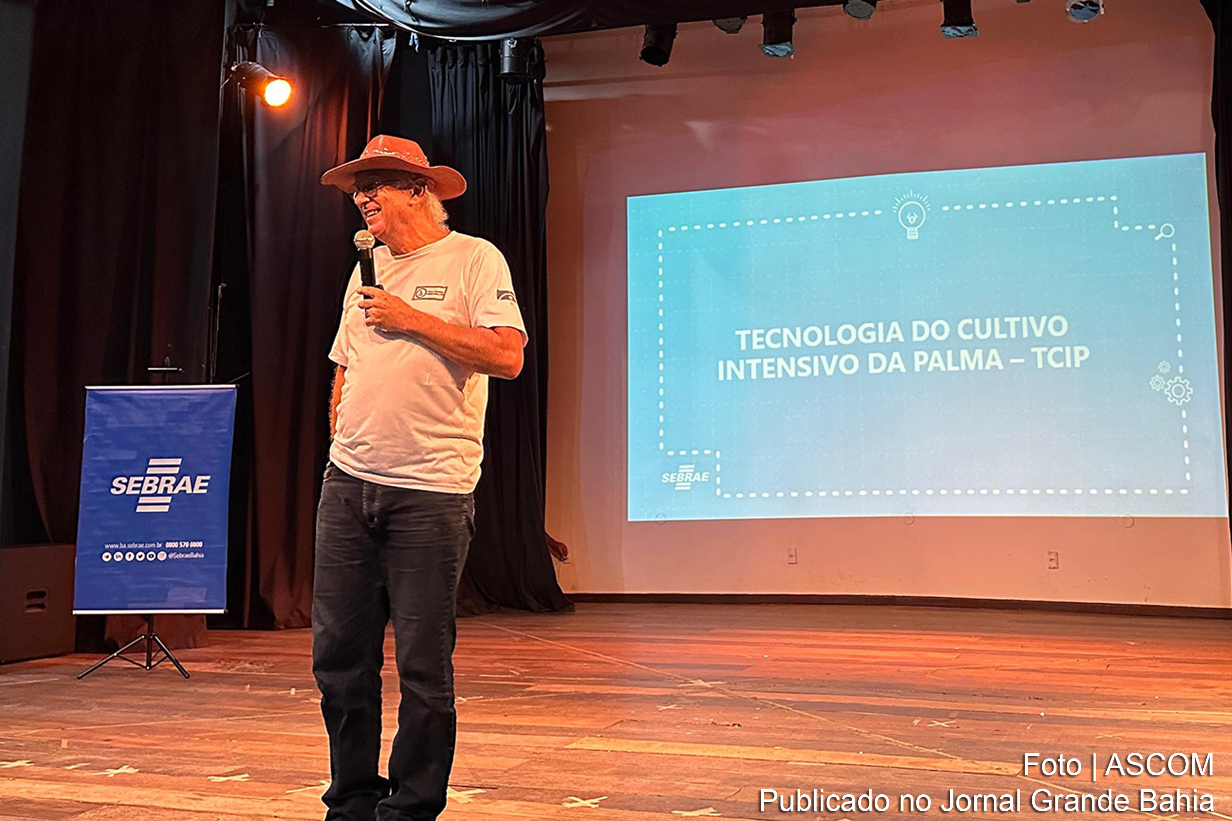 Agricultores reunidos no Teatro Margarida Ribeiro para participar do seminário sobre cultivo intensivo da palma.
