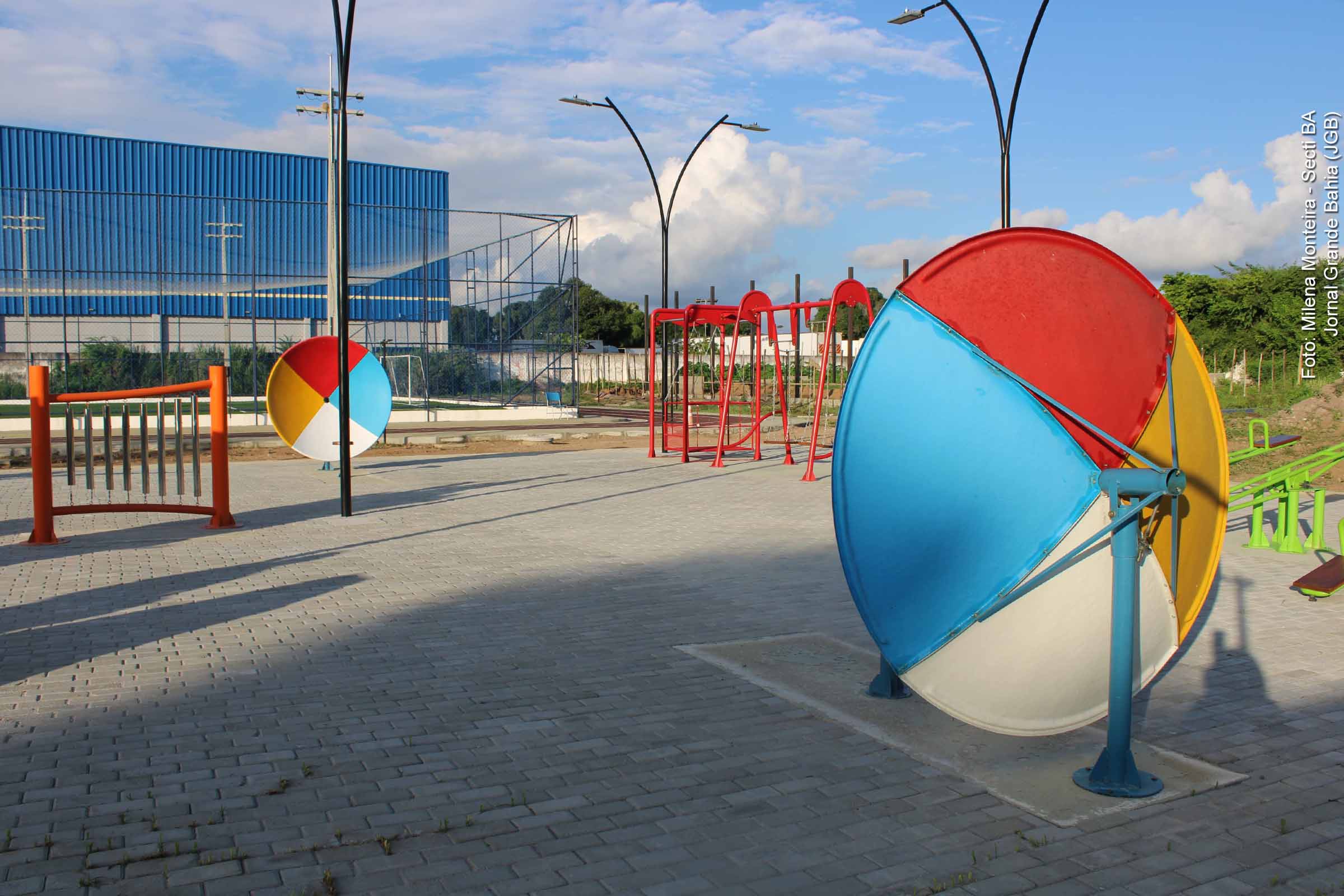 Inauguração da Praça da Ciência em Feira de Santana, Bahia, proporciona ambiente interativo para alunos.