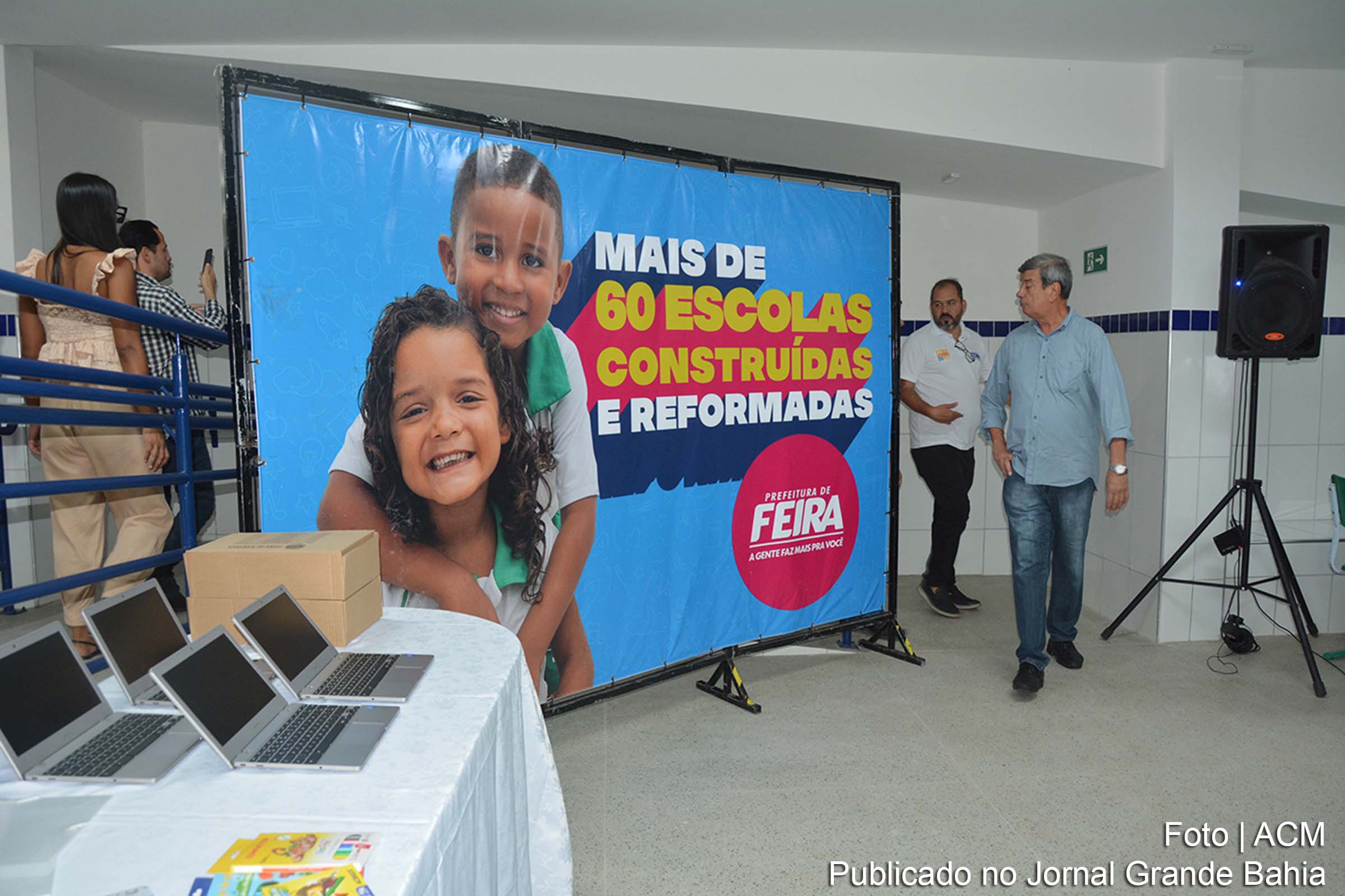 Moradores comemoram a entrega do novo prédio da Escola Municipal Margarida Brito de Oliveira, no São João do Cazumbá.