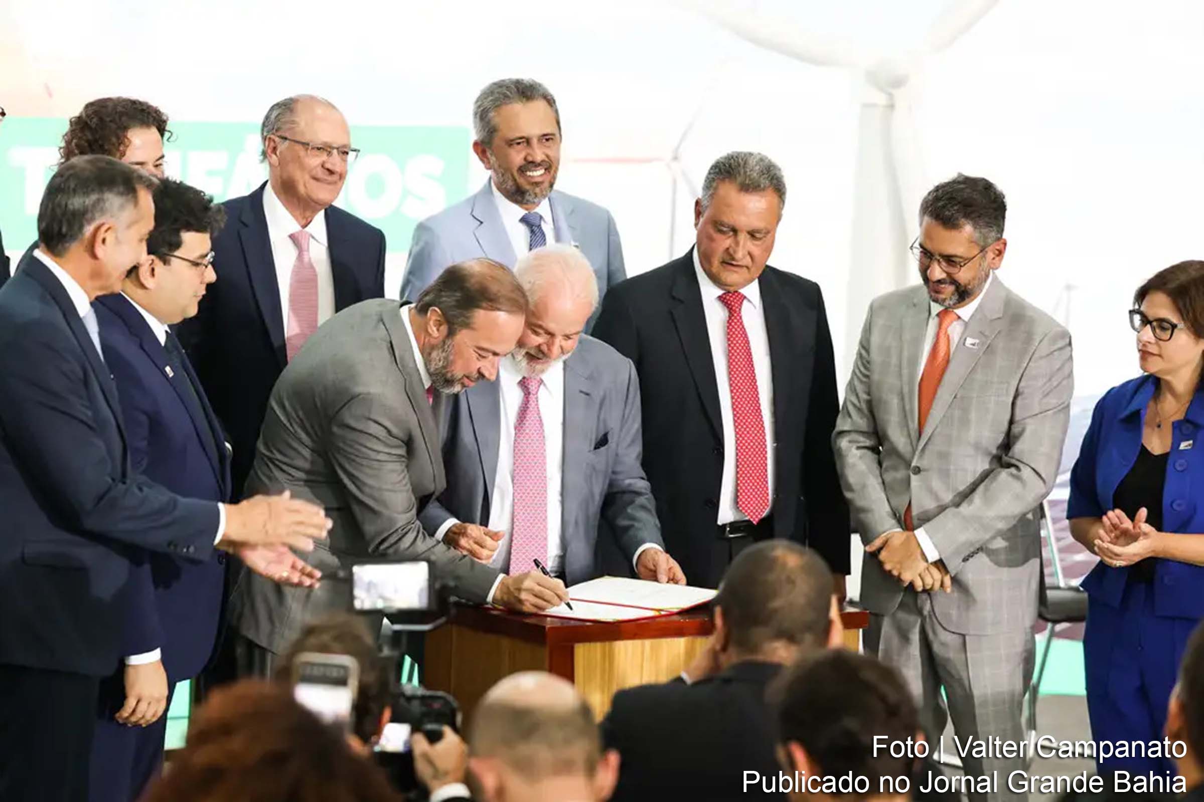 Nova medida provisória assinada por Lula no Palácio do Planalto promete investimentos em geração de energia sustentável e redução de reajustes nas contas de luz.