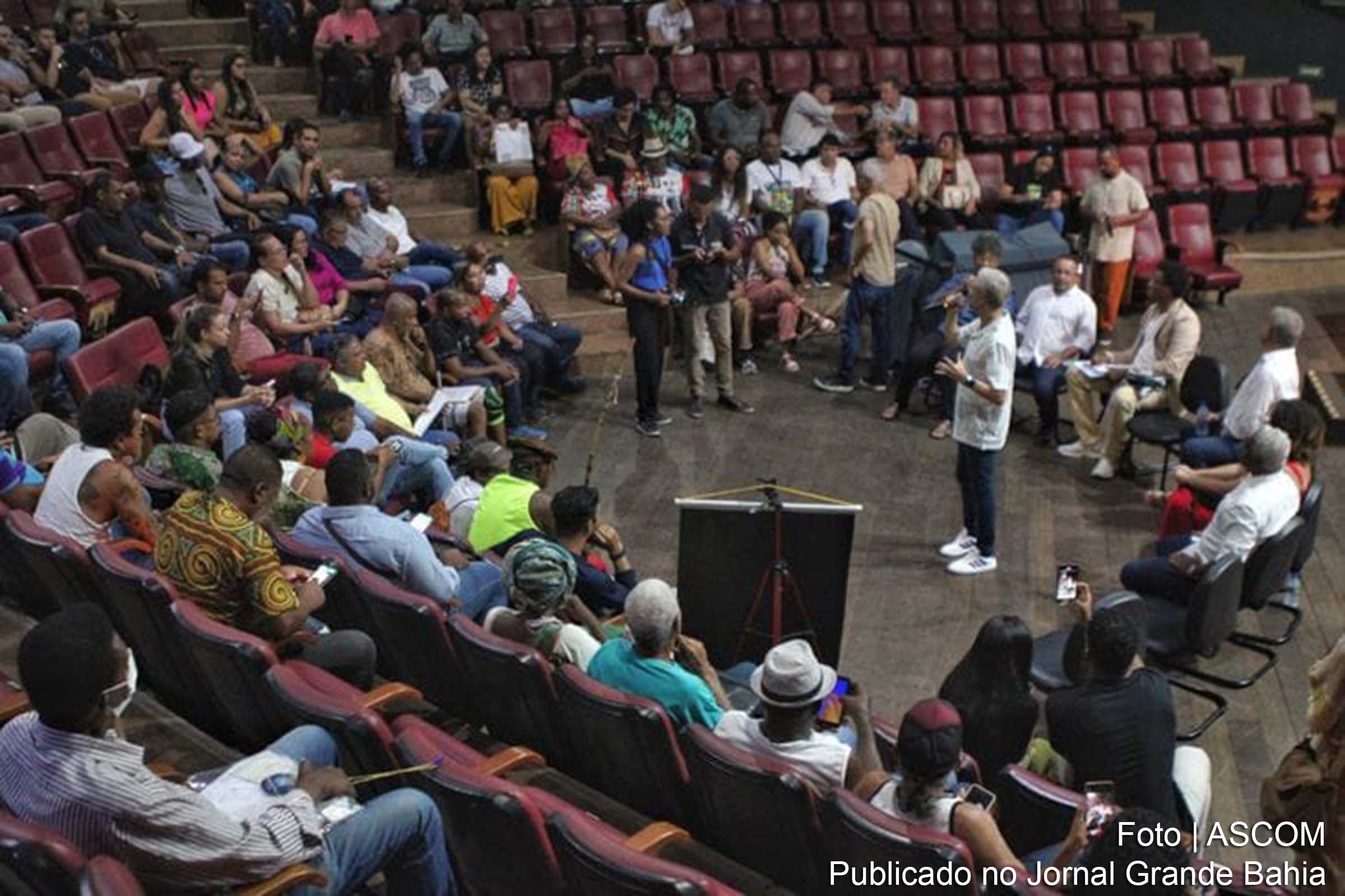 Reunião convocada pelo Governo do Estado para discutir a Micareta de Feira de Santana contou com a presença de artistas locais, mas ausência de representantes da Prefeitura Municipal gera críticas.