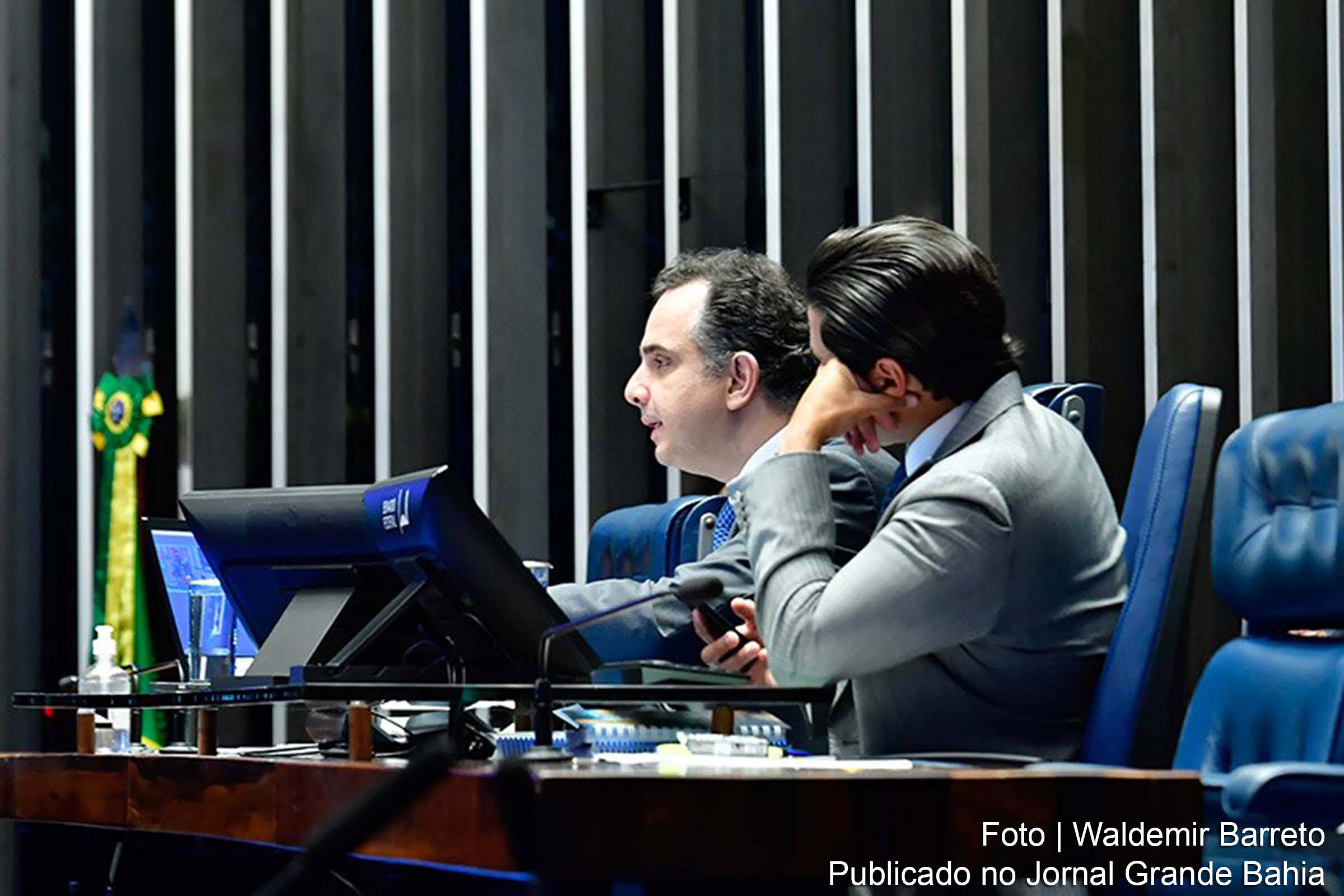 O Senado aprova projeto de lei visando proteger trabalhadores em ambientes de arquivos, bibliotecas, museus e centros de documentação, seguindo agora para sanção.