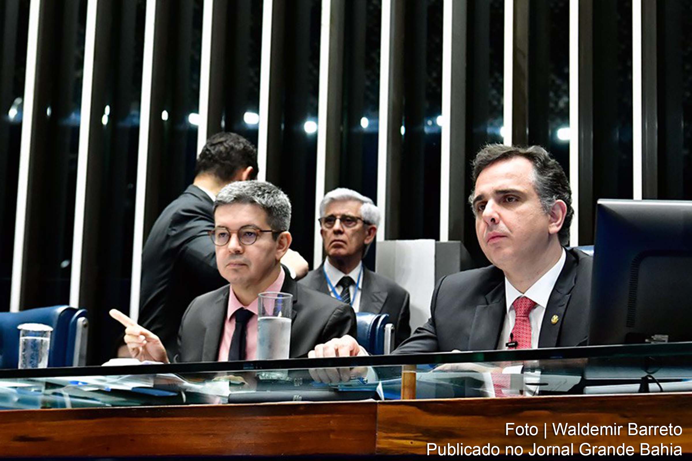 Senado aprova projeto que isenta do Imposto de Renda quem recebe até dois salários mínimos. PL 81/2024 segue para sanção presidencial.