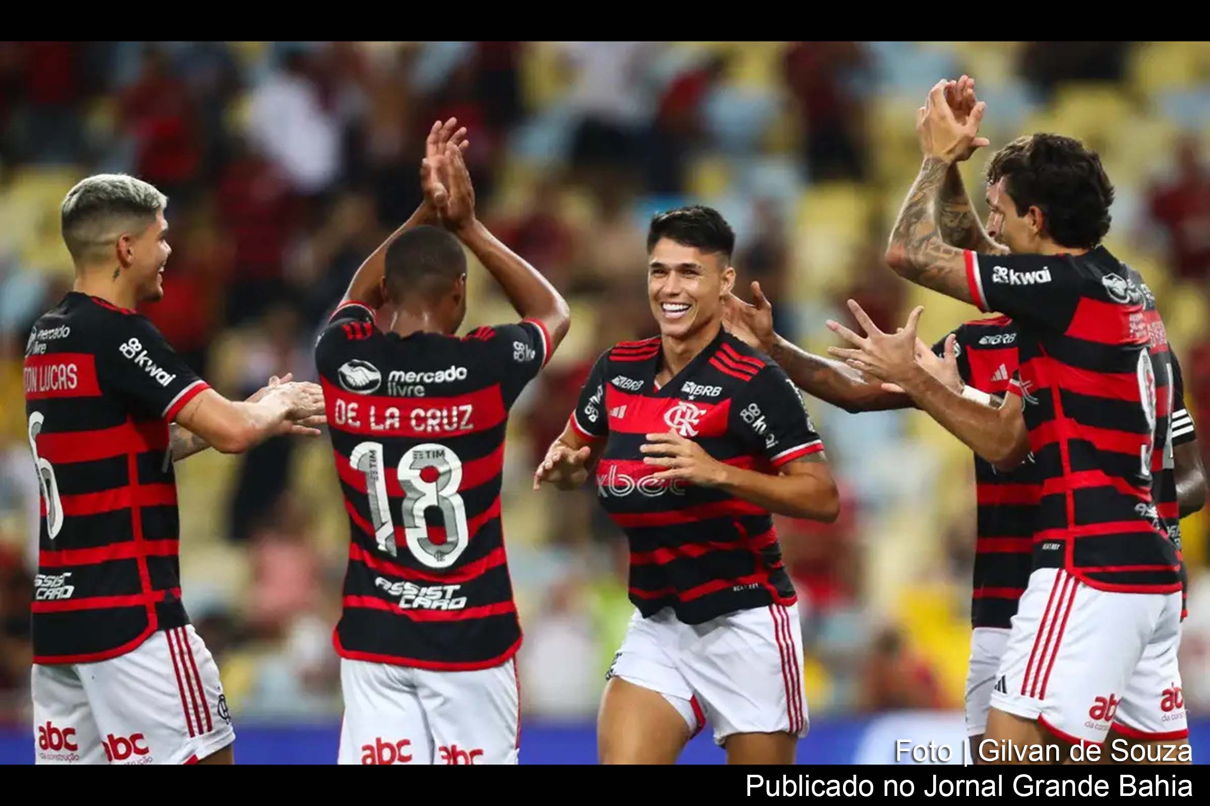 O Flamengo venceu o São Paulo por 2 a 1 e assumiu a liderança do Campeonato Brasileiro.
