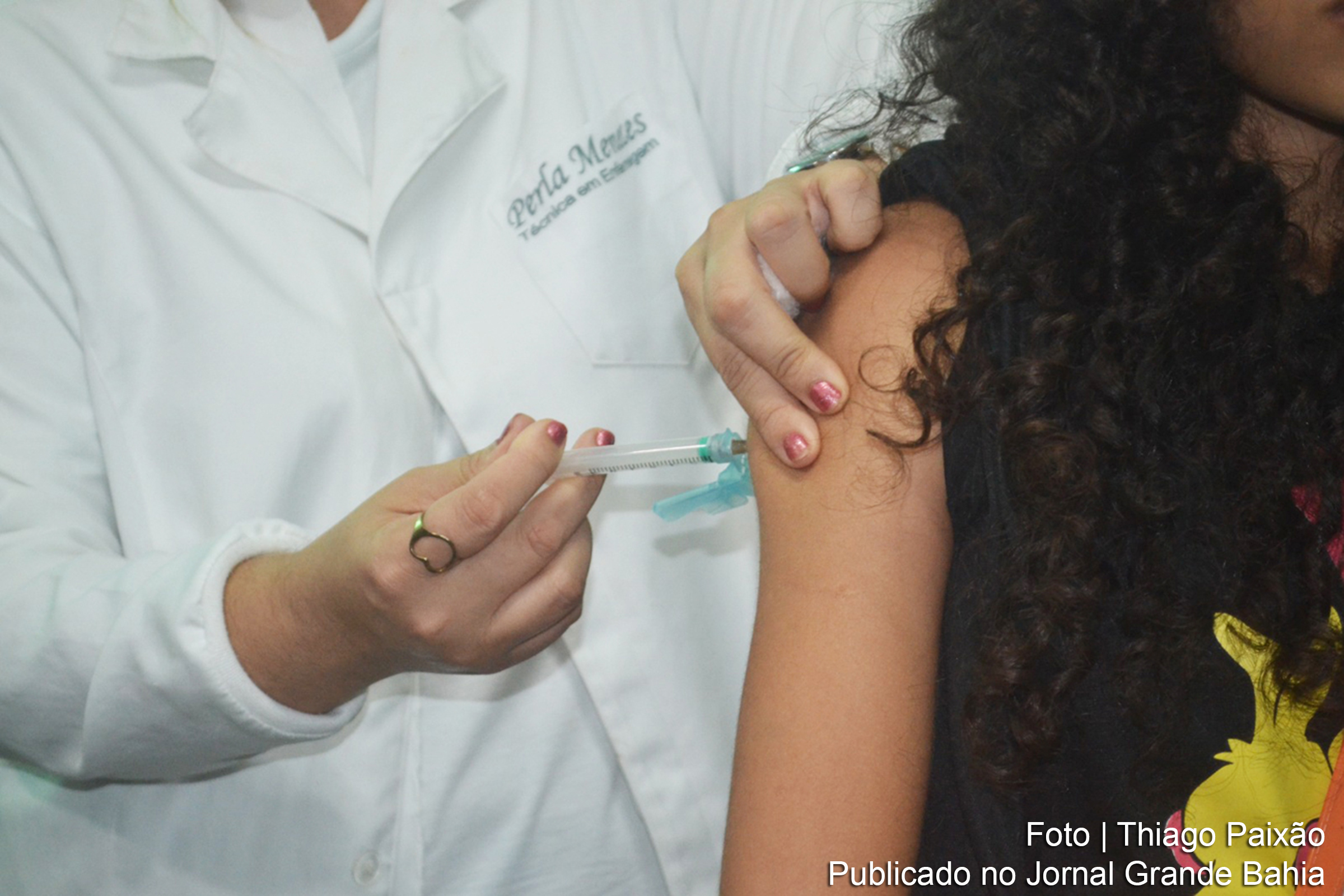 Prefeitura de Feira de Santana amplia a faixa etária para vacinação contra a dengue em resposta à nota técnica do Ministério da Saúde.