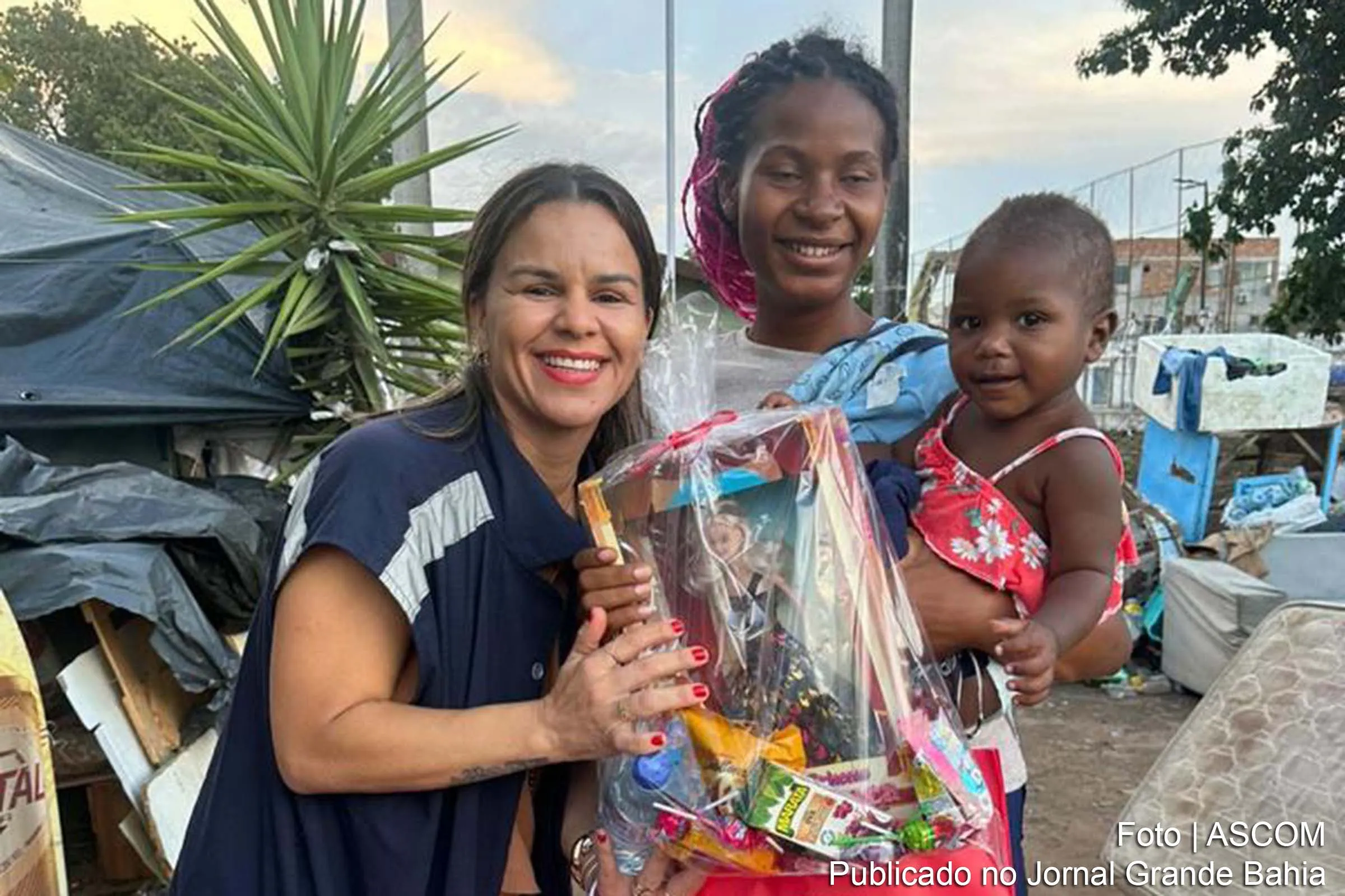 Mães acolhidas em situação de rua desfrutam de cuidados e mimos durante a ação em homenagem ao Dia das Mães.