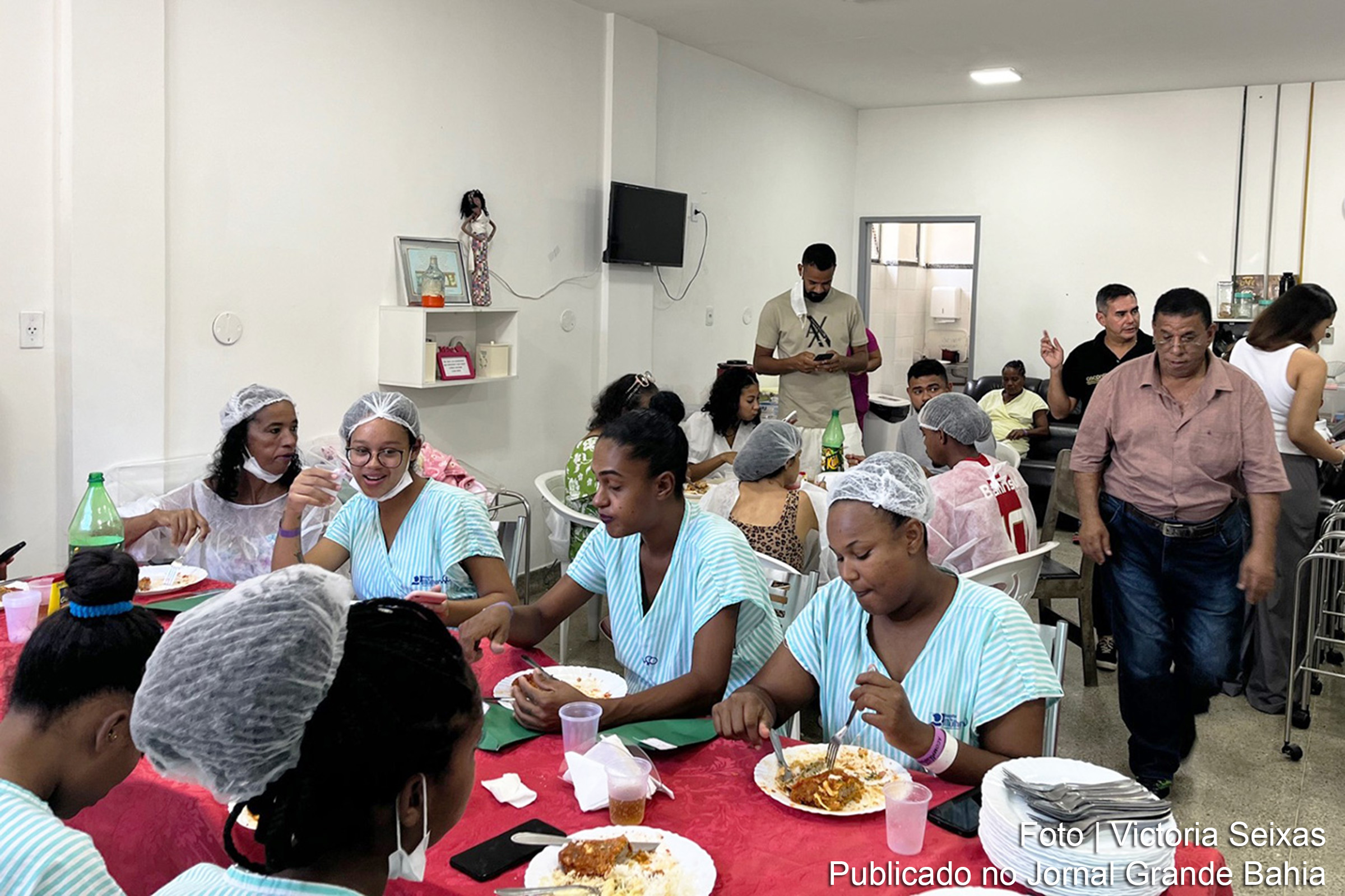 Mães e familiares se reúnem para almoço especial no Hospital da Mulher em comemoração ao Dia das Mães.