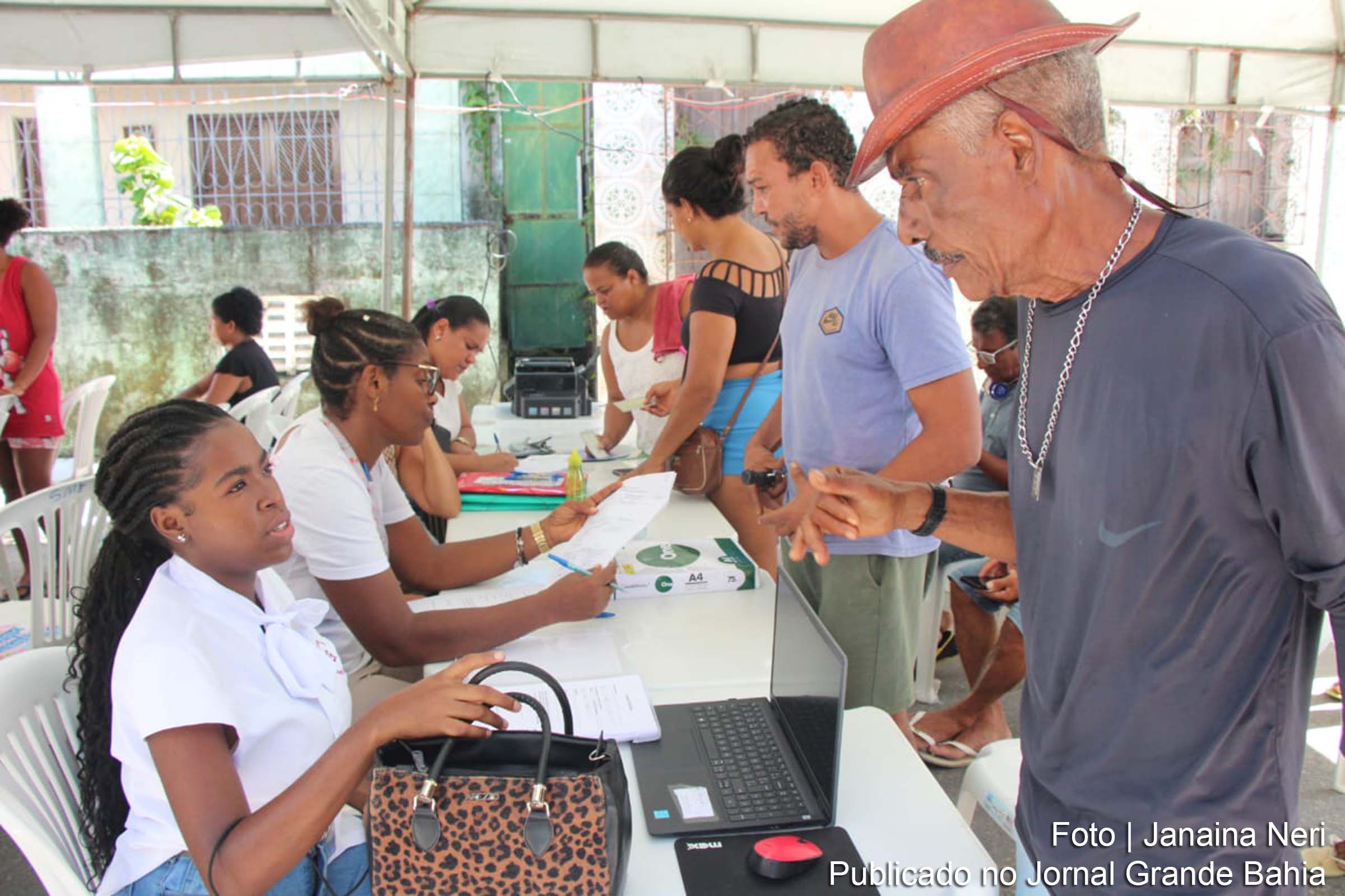 Caravana de Direitos Humanos em Acupe, Santo Amaro, promove serviços essenciais e celebra manifestações culturais locais.