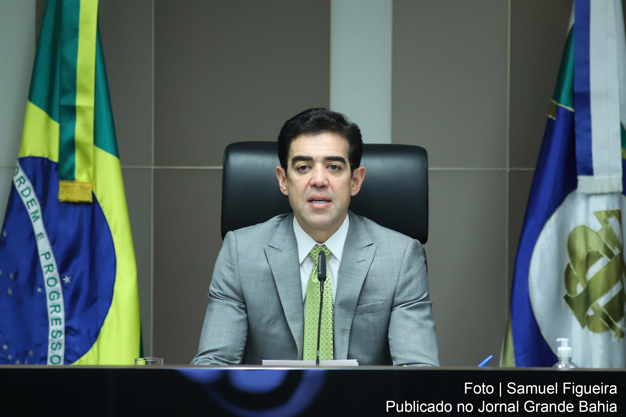 Presidente do Tribunal de Contas da União enfatiza importância do diálogo e eficiência administrativa durante homenagem em Salvador.